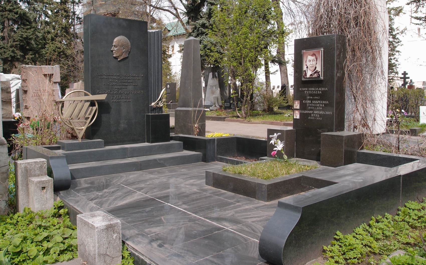 Памятник на могиле Туполева А.А. (1925-2001), на Новодевичьем кладбище (1-27-9).