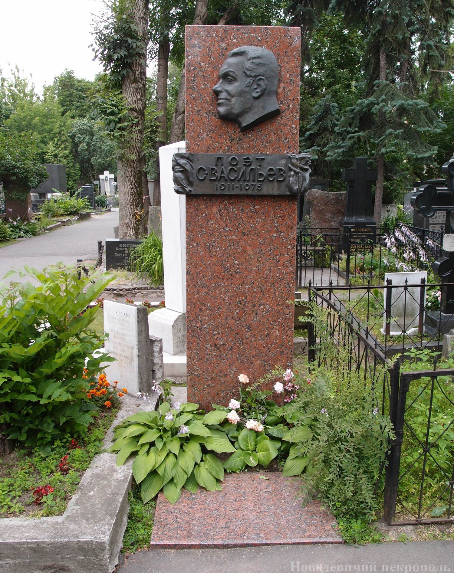 Памятник на могиле Васильева С.А. (1911-1975), ск. В.Шелов, арх. В.Обросов-Серов, на Новодевичьем кладбище (1-12-2).