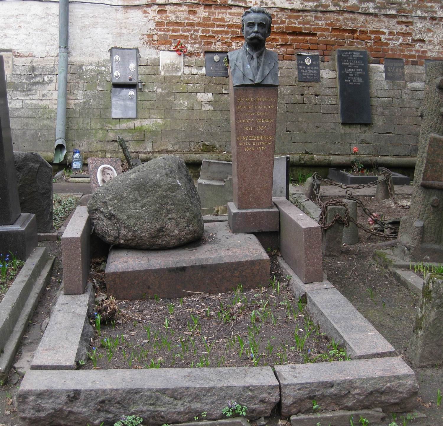 Памятник на могиле Веретенникова Н.И. (1871-1955), ск. Е.Рудаков, на Новодевичьем кладбище (1-46-17).