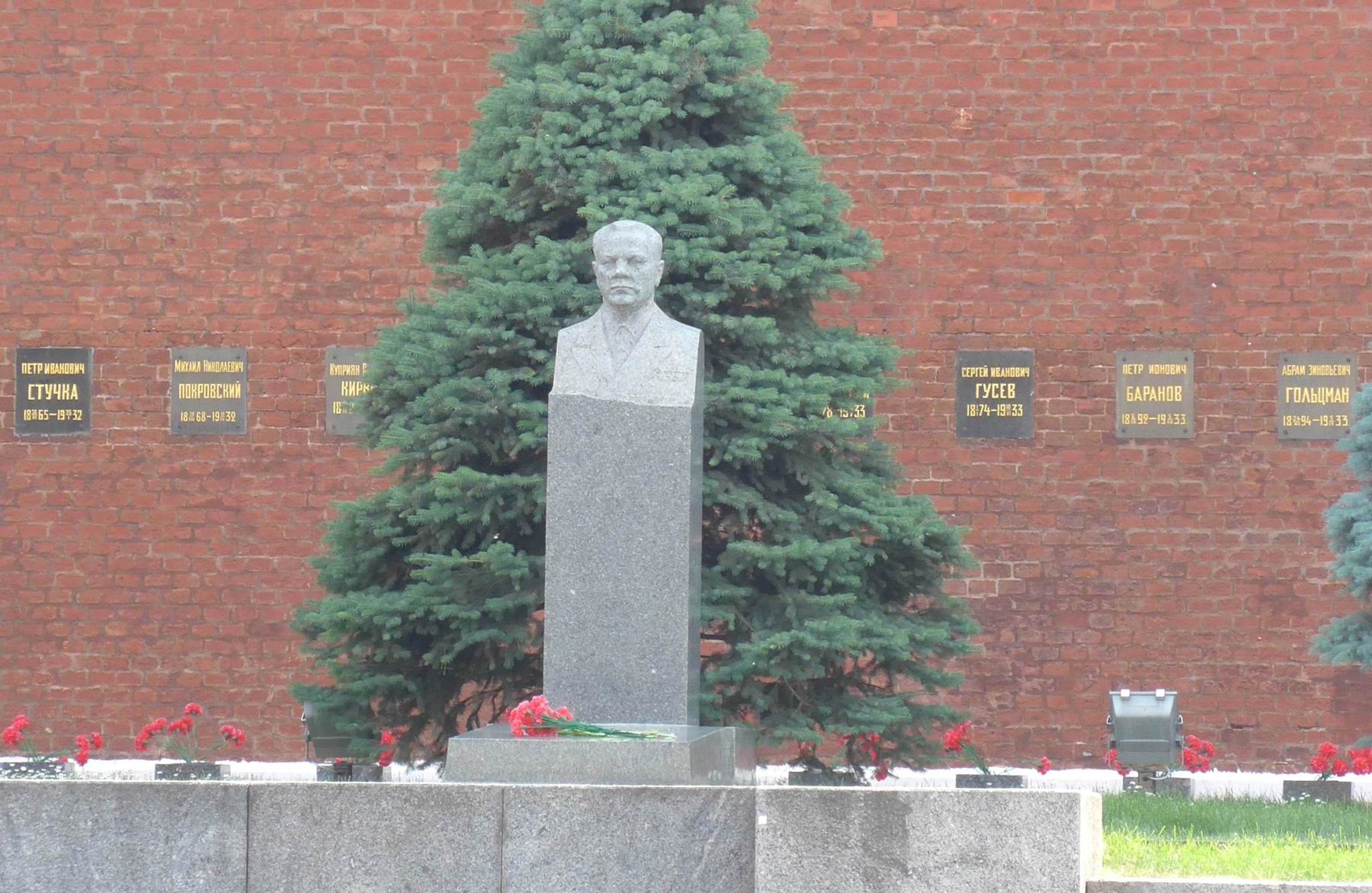 Памятник на могиле Ворошилова К.Е. (1881-1969), ск. Н.И.Брацун, в Некрополе у Кремлёвской стены.
