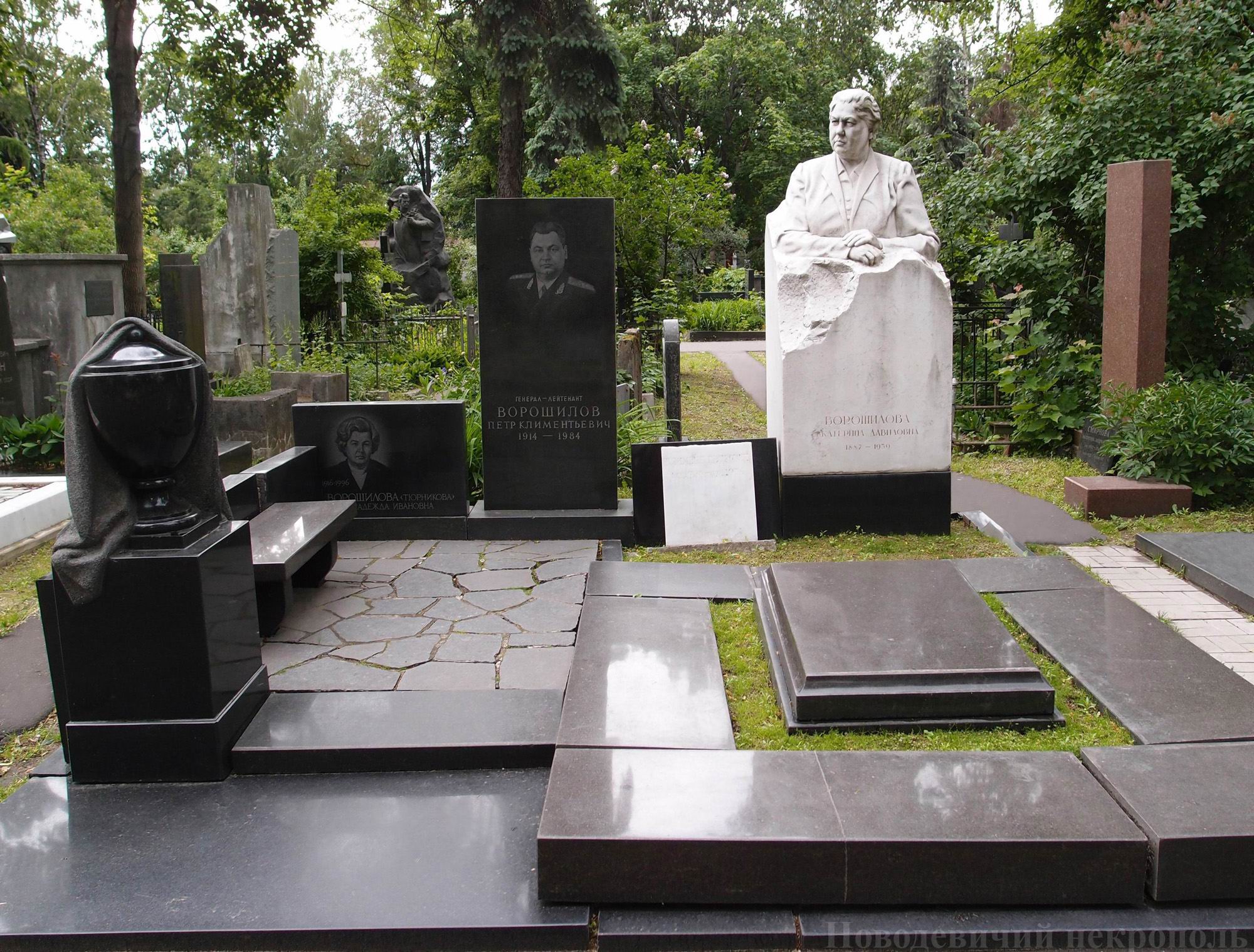 Памятник на могиле Ворошиловой Е.Д. (1887–1959), ск. А.Елецкий, на Новодевичьем кладбище (1–41–2). Нажмите левую кнопку мыши, чтобы увидеть бюст крупно.