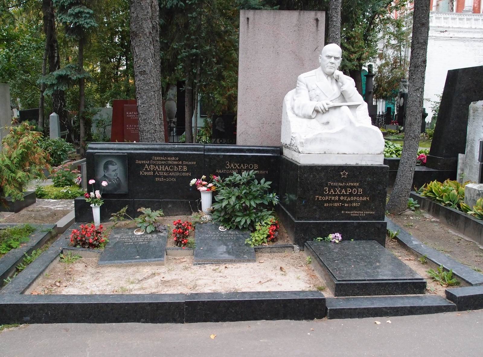 Памятник на могиле Захарова Г.Ф. (1897–1957), Ск. А.Елецкий, на Новодевичьем кладбище (1–14–12).
