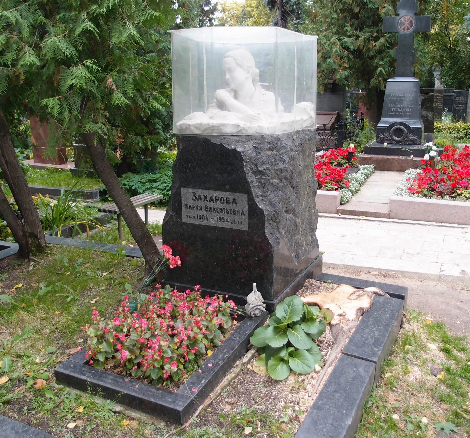 Памятник на могиле Захаровой М.В. (1908–1954), ск. С.Конёнков, арх. Л.Кулага, на Новодевичьем кладбище (1–16–8).