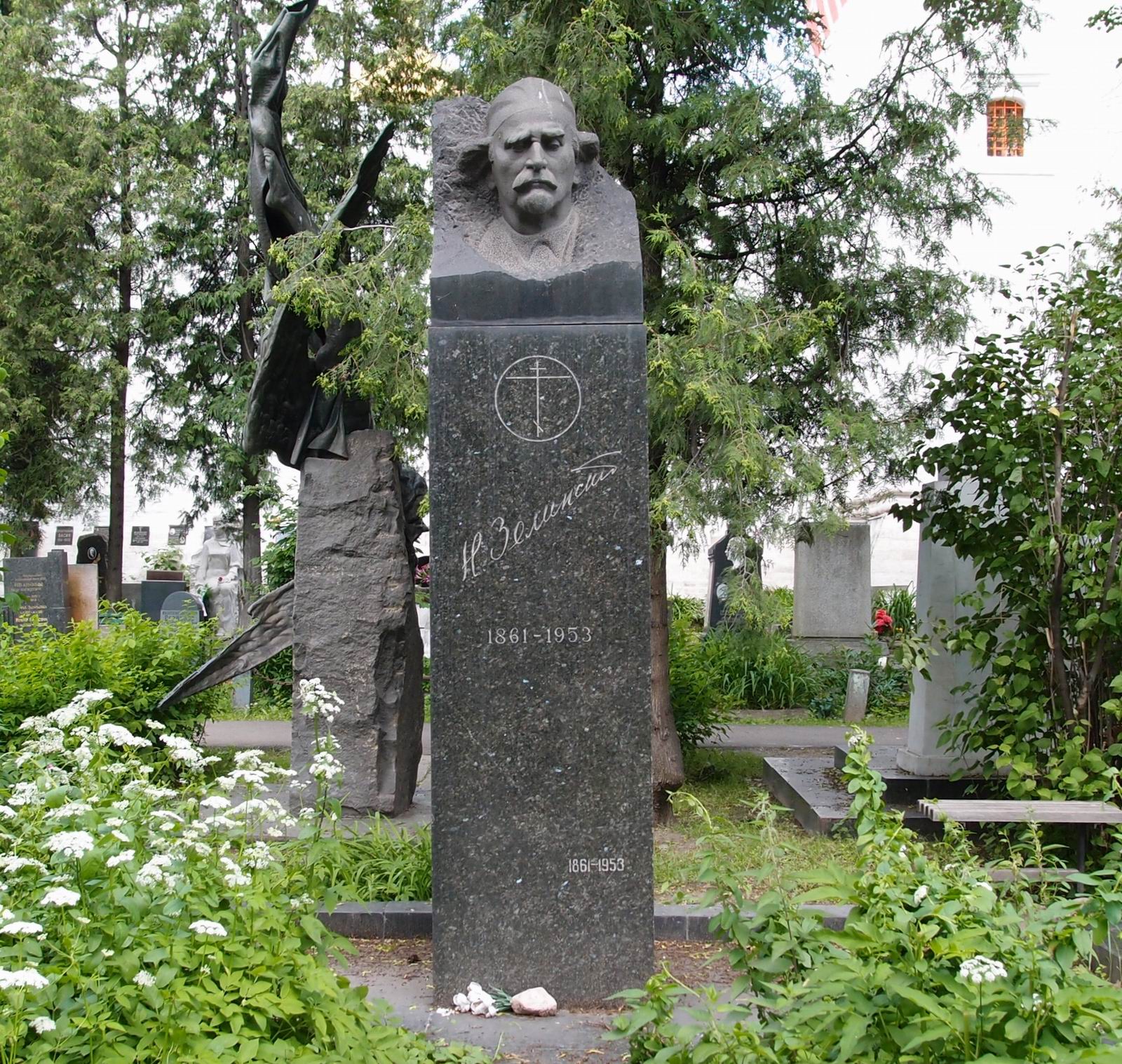 Памятник на могиле Зелинского Н.Д. (1861-1953), ск. Н.Никогосян, на Новодевичьем кладбище (1-42-4).