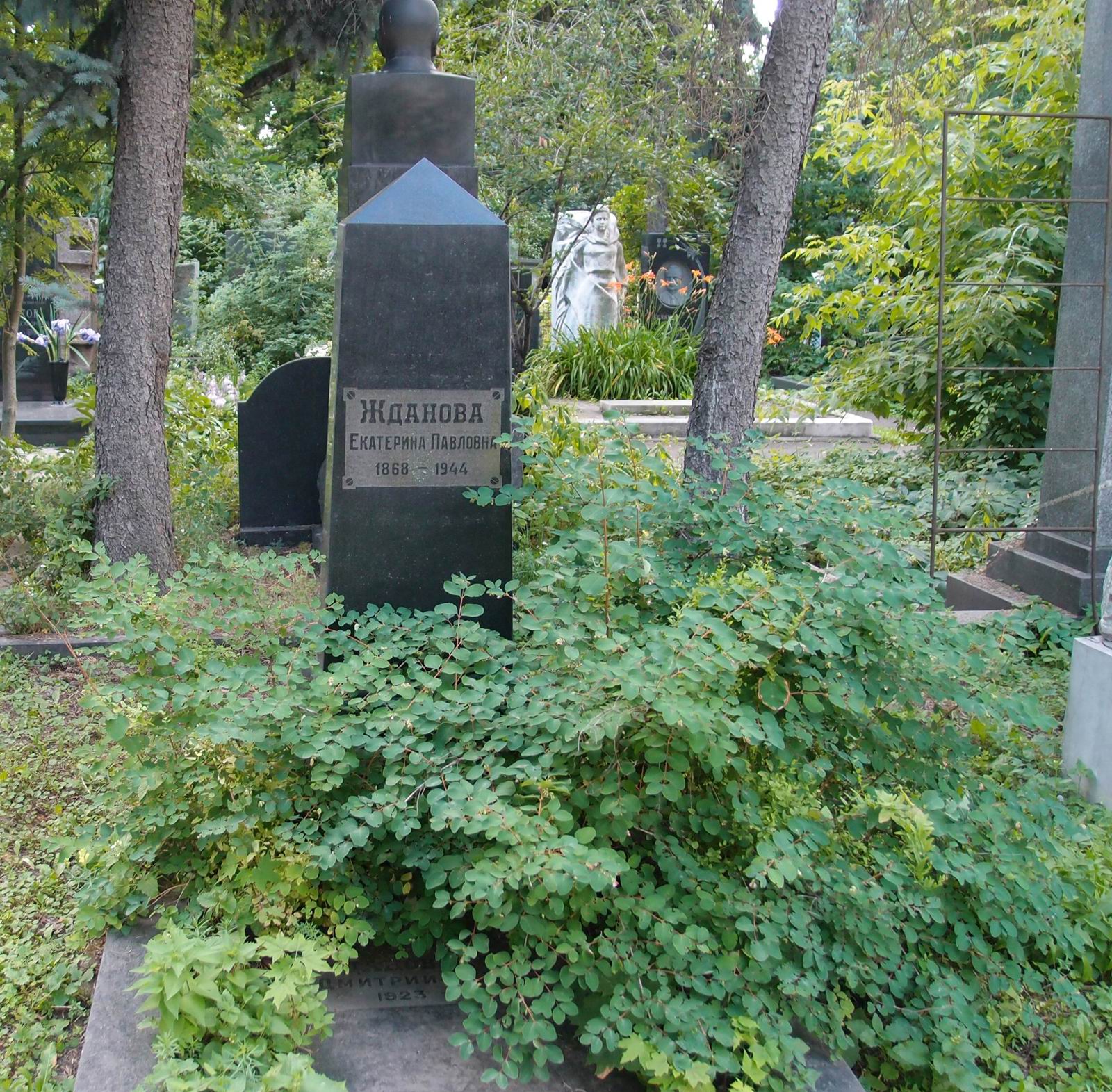 Памятник на могиле Ждановой Е.П. (1868–1944), на Новодевичьем кладбище (1–43–21).