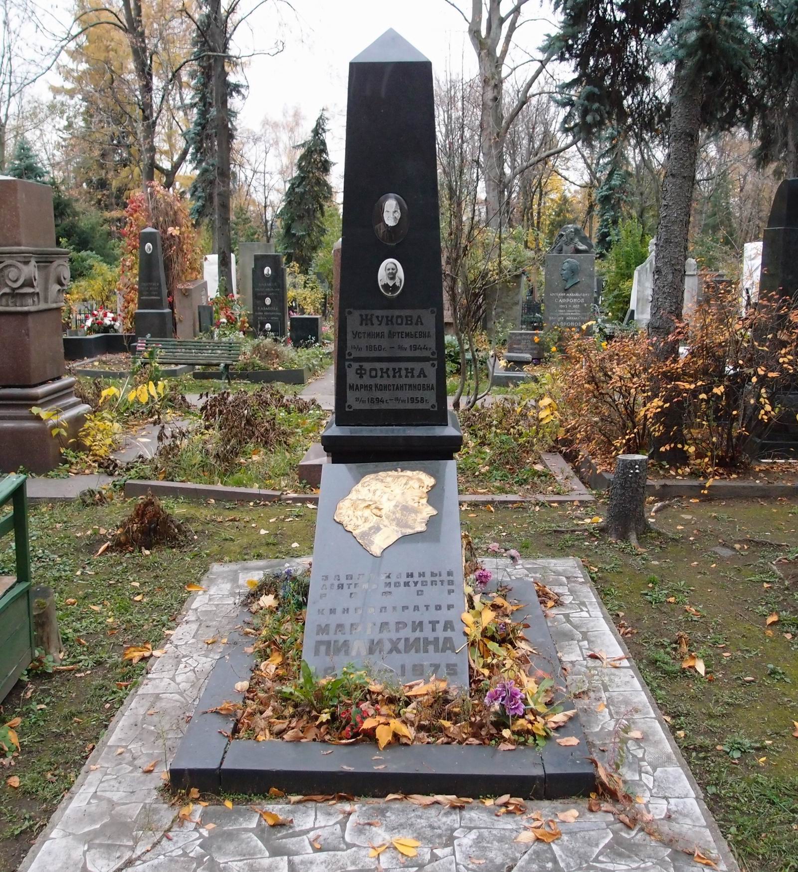 Памятник на могиле Жуковой У.А. (1860-1944) и Пилихиной М.М. (1926-1975), арх. В.Богданов, на Новодевичьем кладбище (1-43-22).