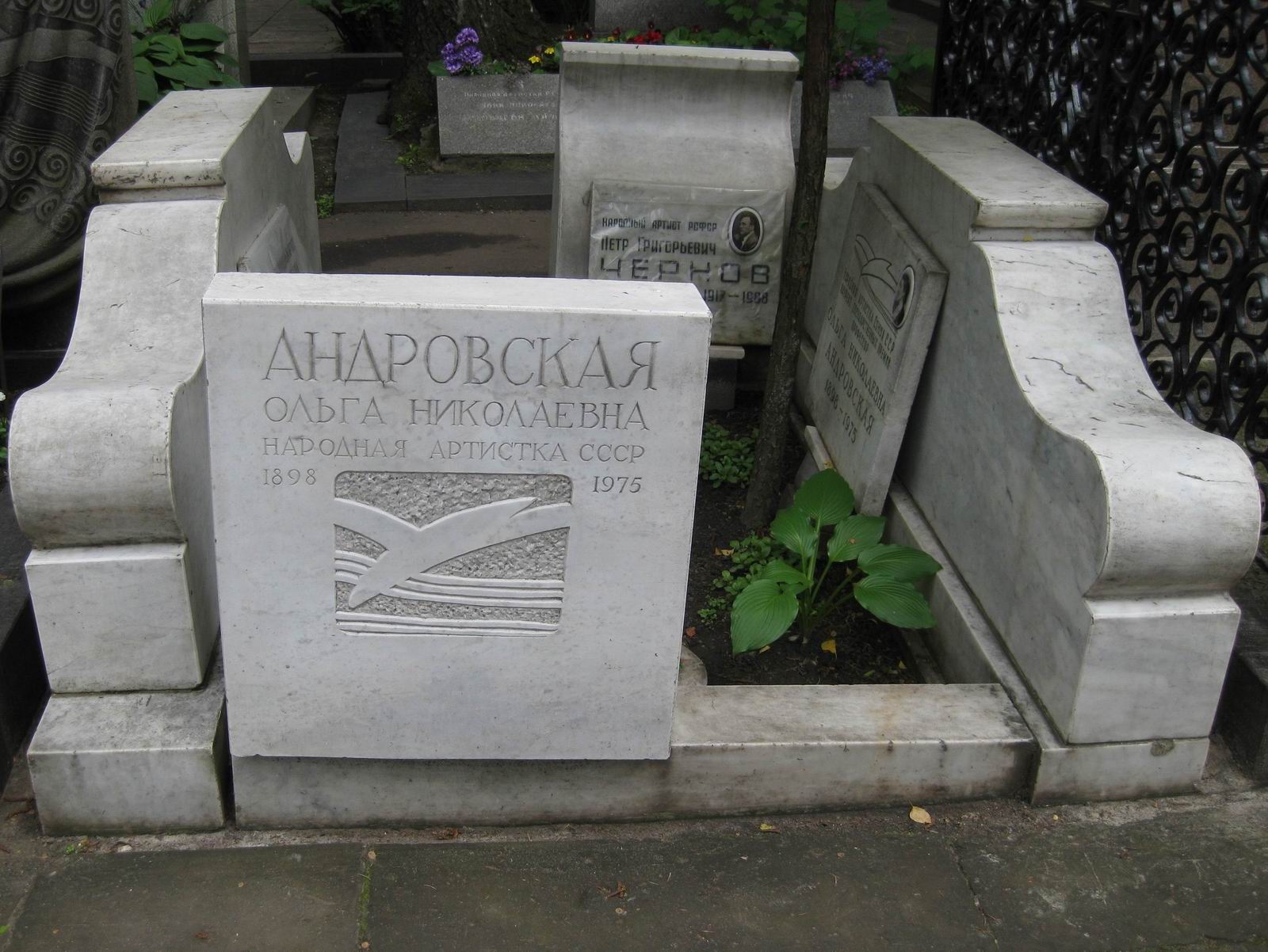 Памятник на могиле Андровской О.Н. (1898-1975), арх. Т.Воскресенская, на Новодевичьем кладбище (2-15-22).