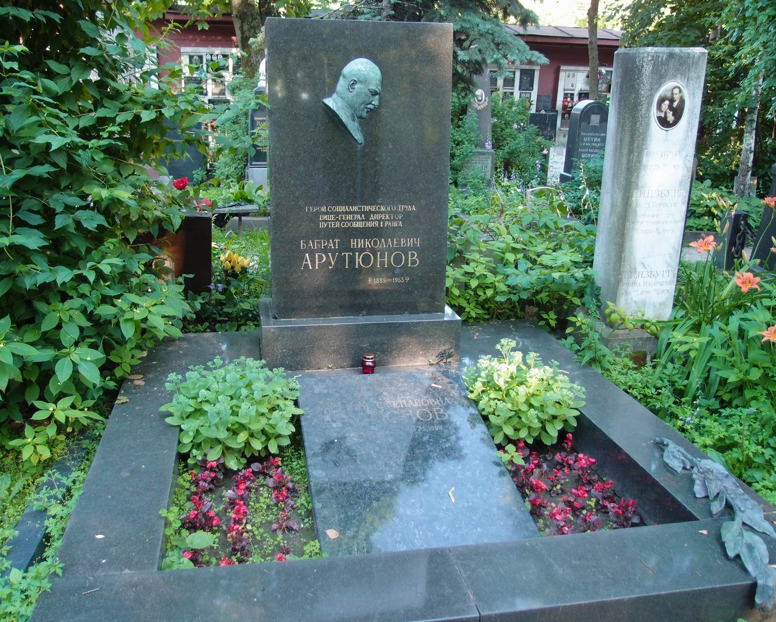 Памятник на могиле Арутюнова Б.Н. (1889-1953), ск. Н.Никогосян, на Новодевичьем кладбище (2-38-13).