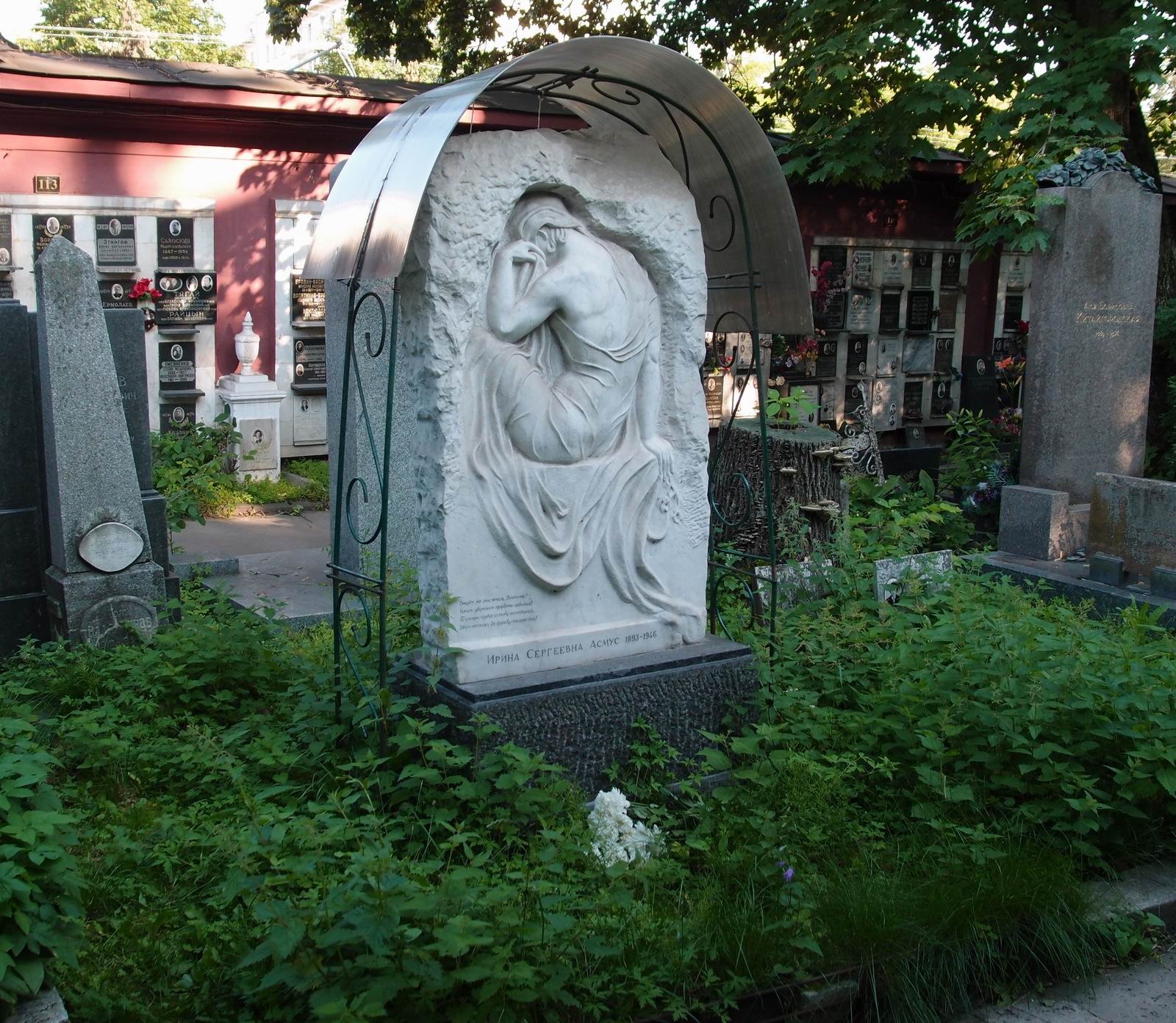 Памятник на могиле Асмус И.С. (1893–1946), ск. М.Эпштейн, на Новодевичьем кладбище (2–40–10).