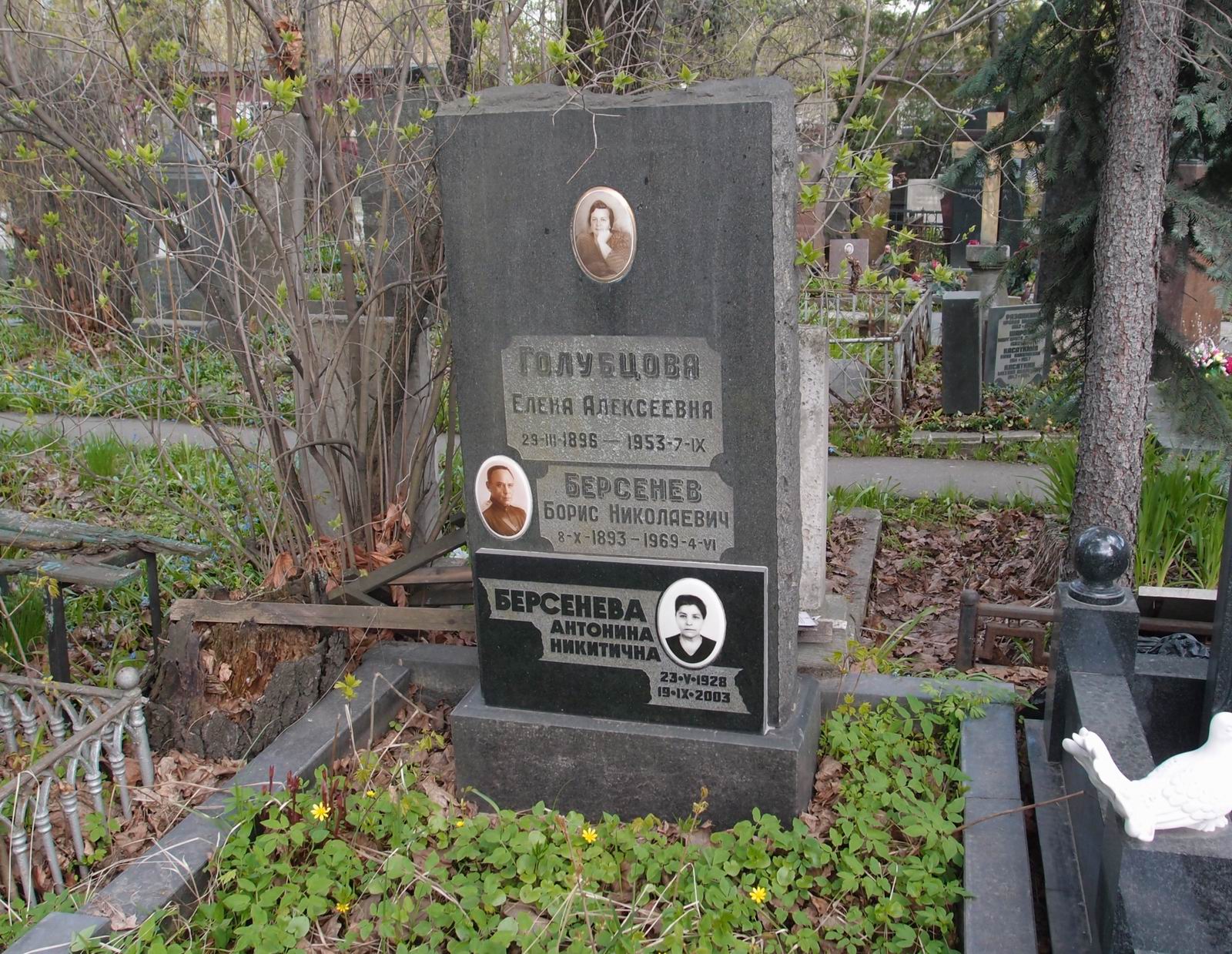 Памятник на могиле Берсенева Б.Н. (1893–1969), на Новодевичьем кладбище (2–32–23).