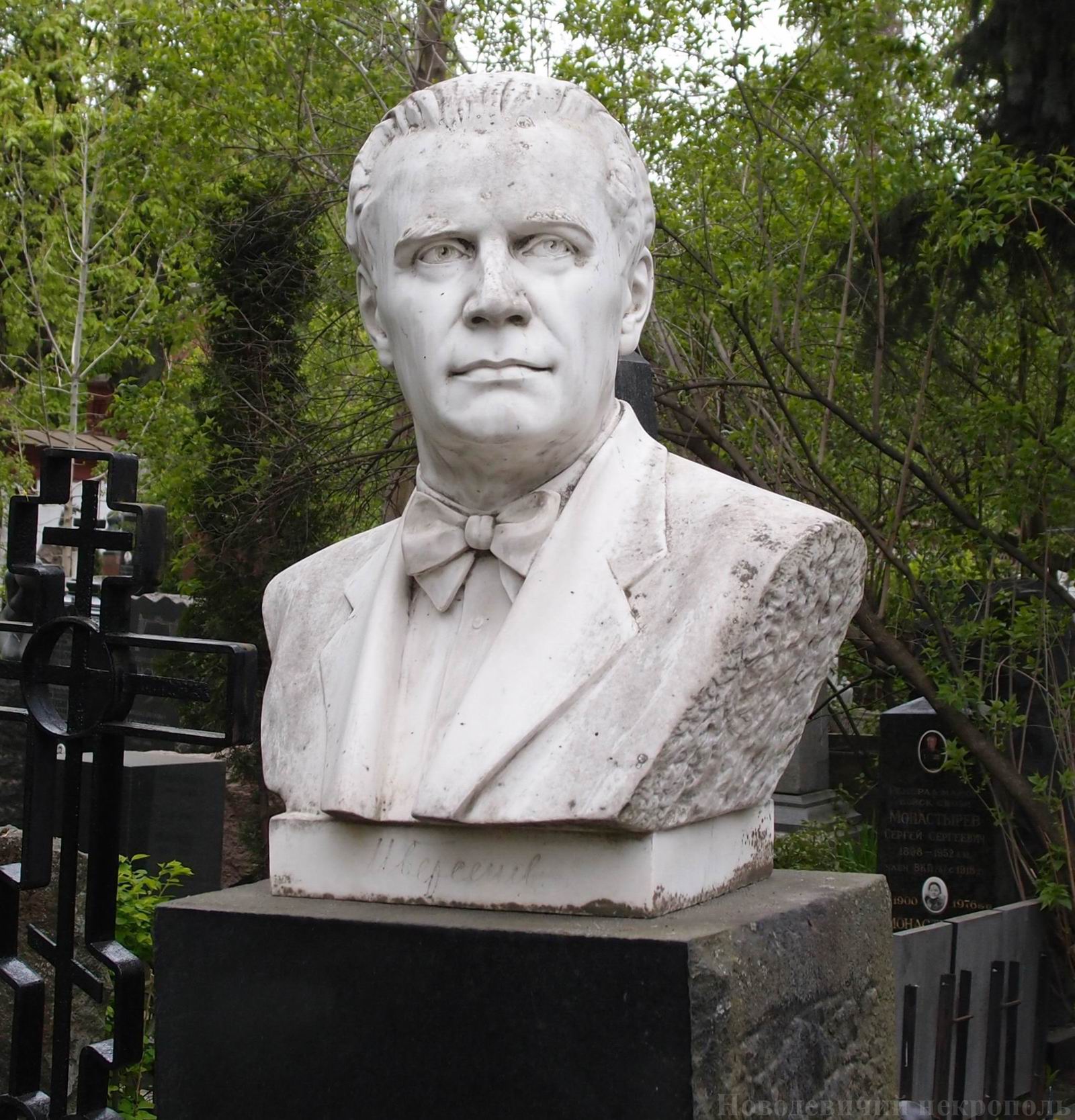 Фрагмент памятника на могиле Берсенева И.Н. (1889-1951), ск. Е.Янсон-Манизер, арх. М.Зеленин, на Новодевичьем кладбище (2-14-12).