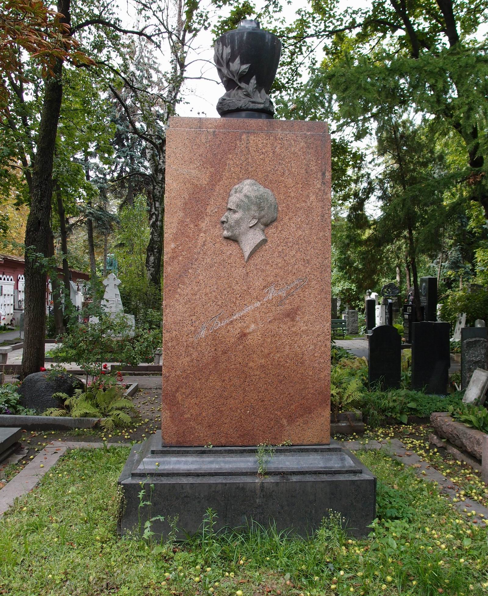 Памятник на могиле Блюменталь-Тамариной М.М. (1859-1938), ск. С.Меркуров, на Новодевичьем кладбище (2-22-9). Нажмите левую кнопку мыши, чтобы увидеть фрагмент памятника крупно.