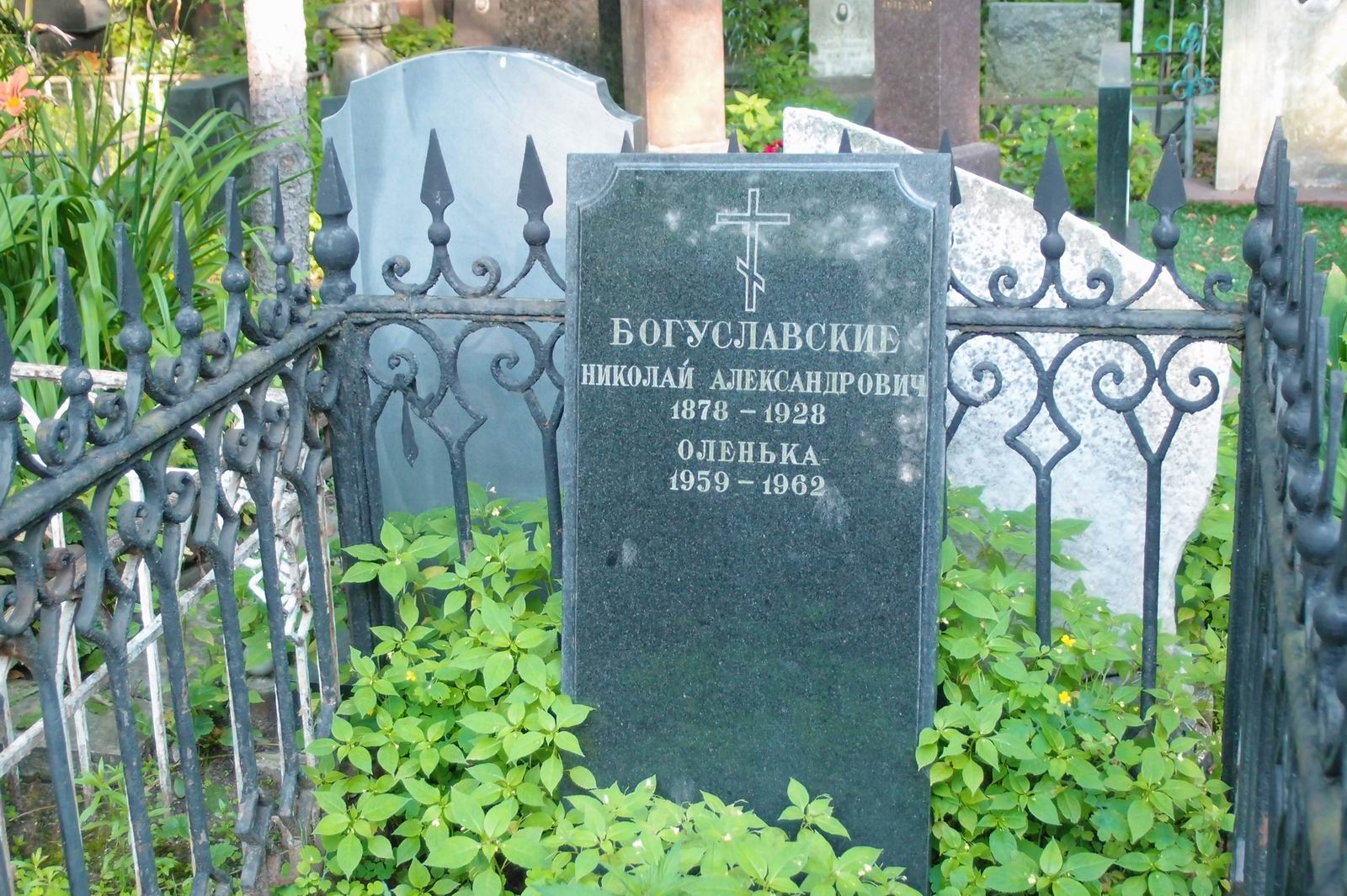 Памятник на могиле Богуславского Н.А. (1878–1928), на Новодевичьем кладбище (2–32–25).