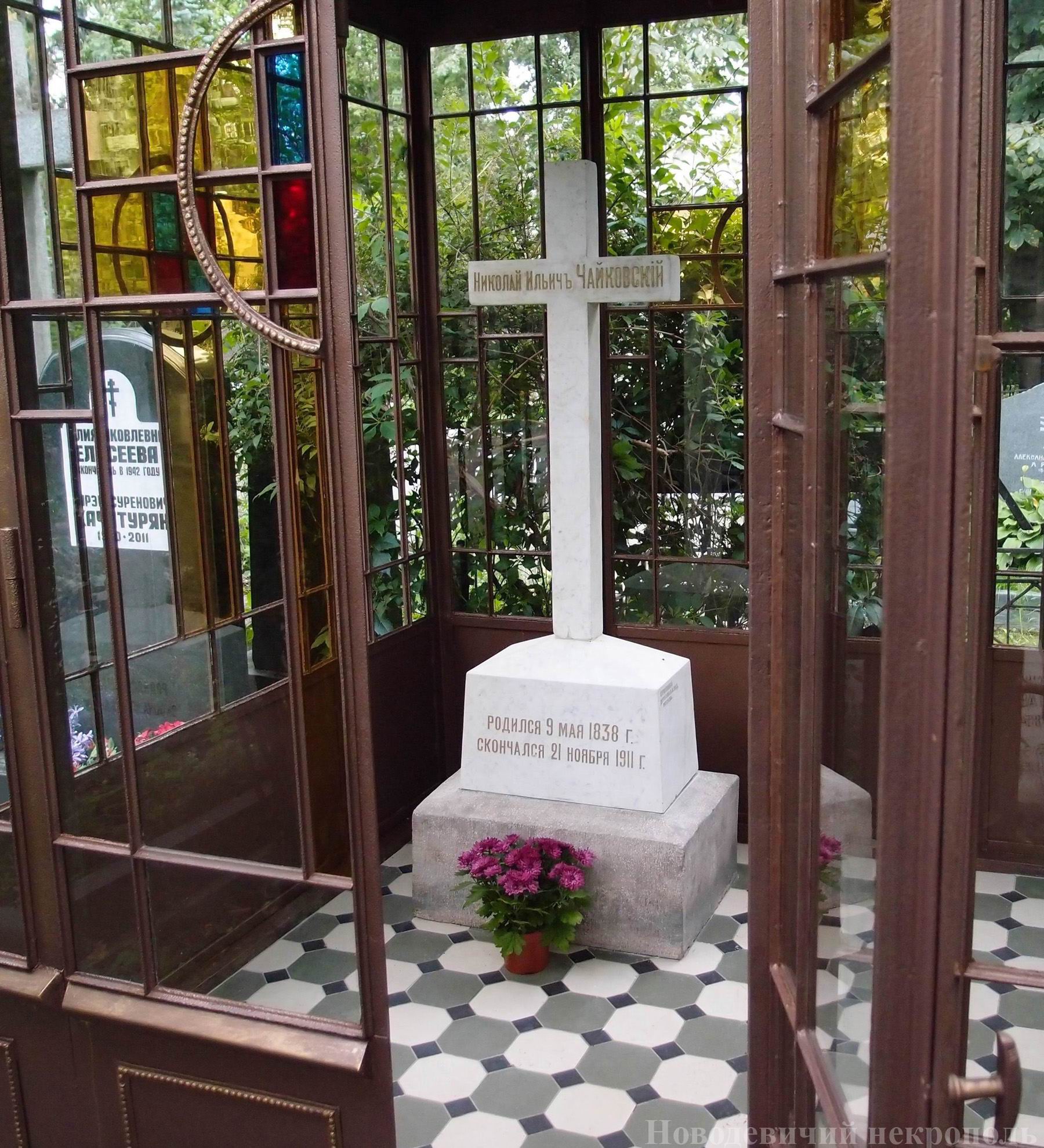 Памятник на могиле Чайковского Н.И. (1838-1911), автор В.Строгонов, на Новодевичьем кладбище (2-9-2). Нажмите левую кнопку мыши, чтобы увидеть общий и предыдущий вид.