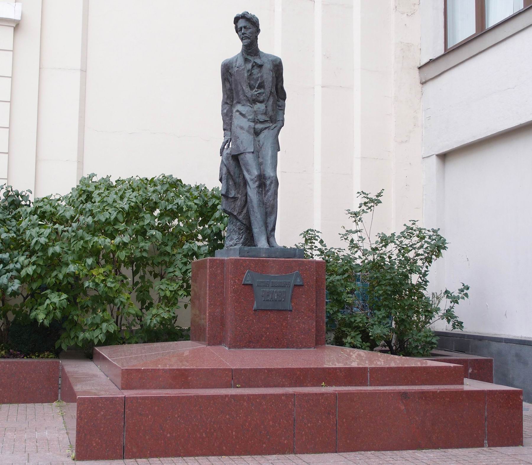 Памятник Чехову А.П. (1860–1904), ск. М.К.Аникушин, арх. М.М.Посохин и М.Л.Фельдман, в Камергерском переулке, открыт в 1998.