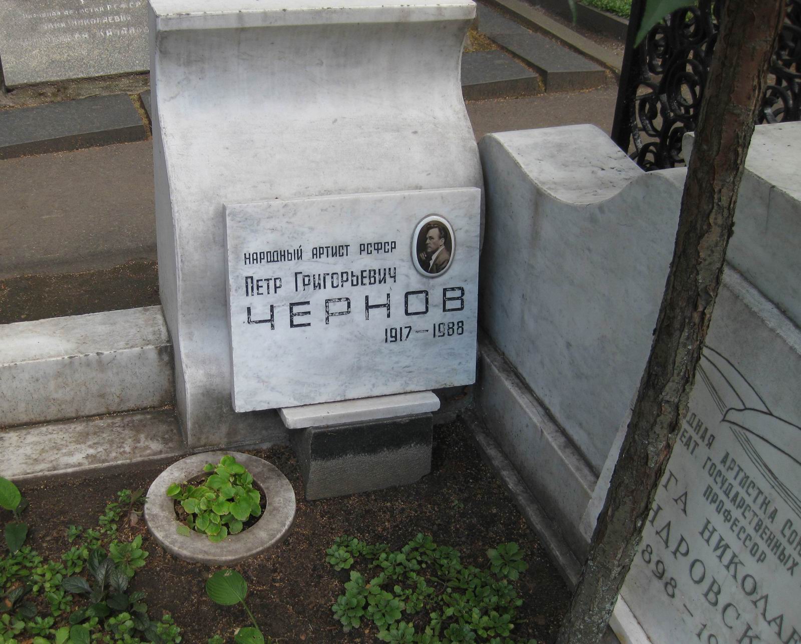Памятник на могиле Чернова П.Г. (1917-1988), на Новодевичьем кладбище (2-15-22).
