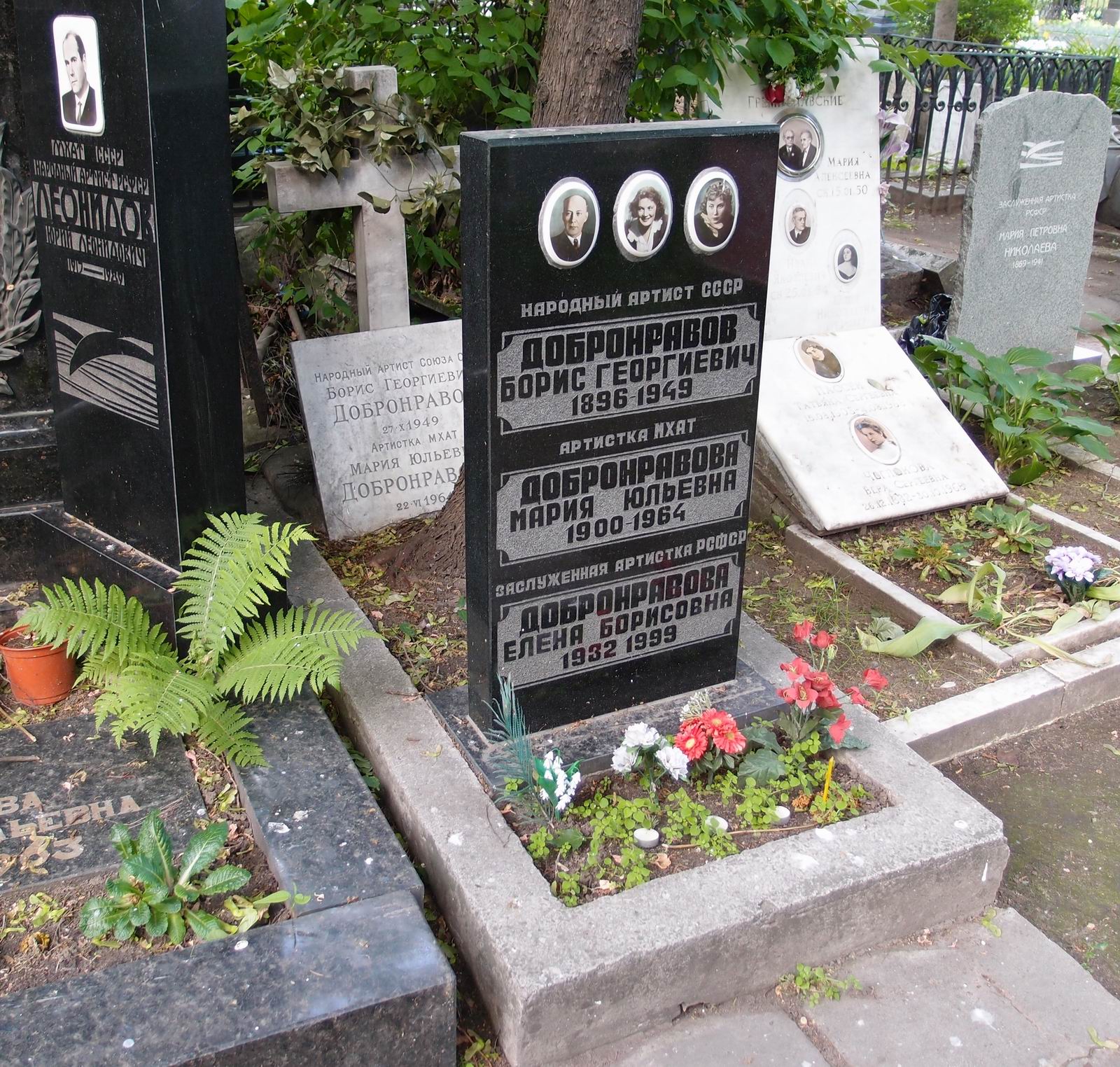 Памятник на могиле Добронравова Б.Г. (1896-1949), на Новодевичьем кладбище (2-17-14).