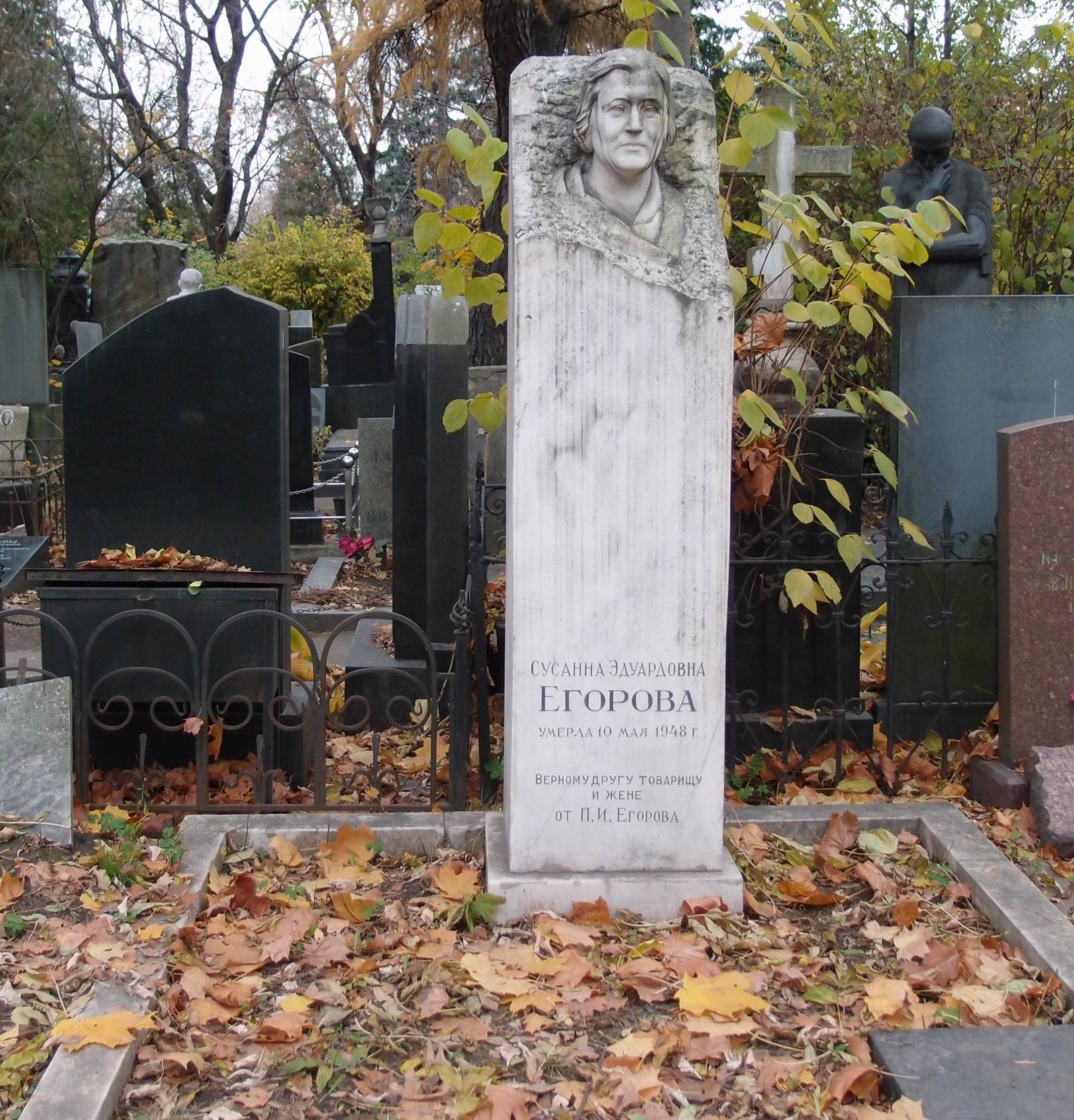 Памятник на могиле Егоровой С.Э. (1893-1948), ск. Н.Крандиевская, на Новодевичьем кладбище (2-33-12).