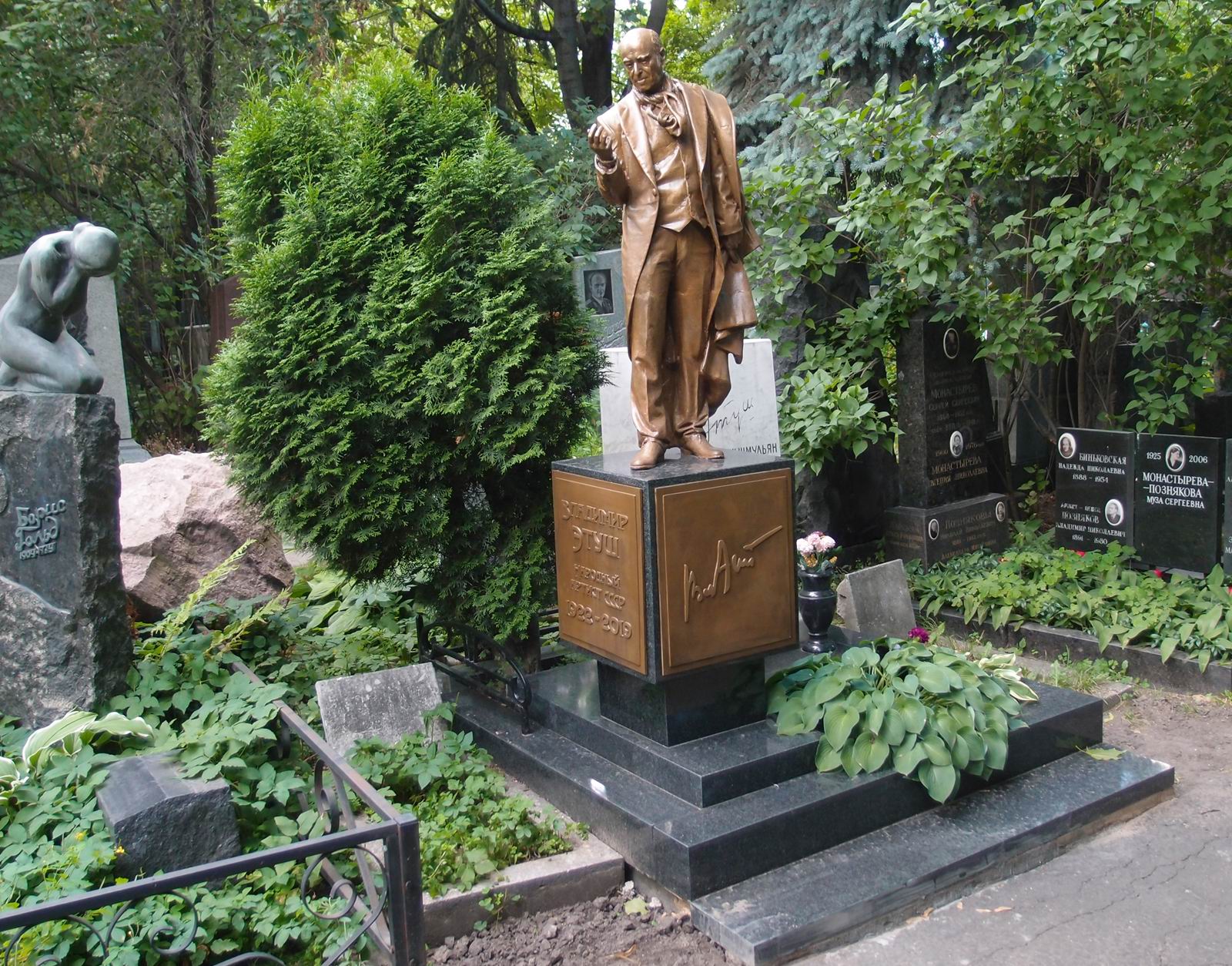 Памятник на могиле Этуша В.А. (1922–2019), ск. Ф.Трушин, на Новодевичьем кладбище (2–12–15).