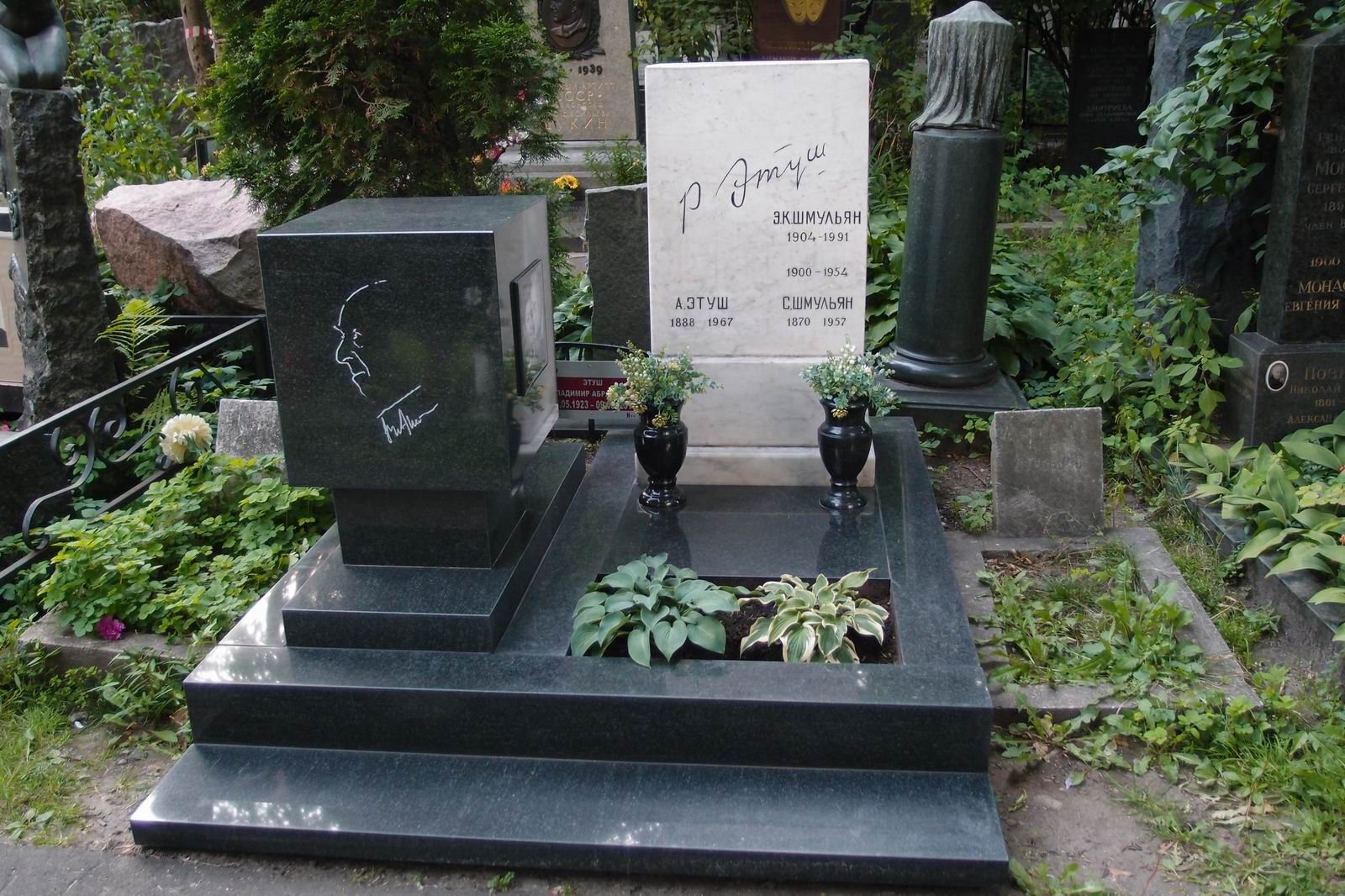 Памятник на могиле Этуша В.А. (1922-2019), на Новодевичьем кладбище (2-12-15).