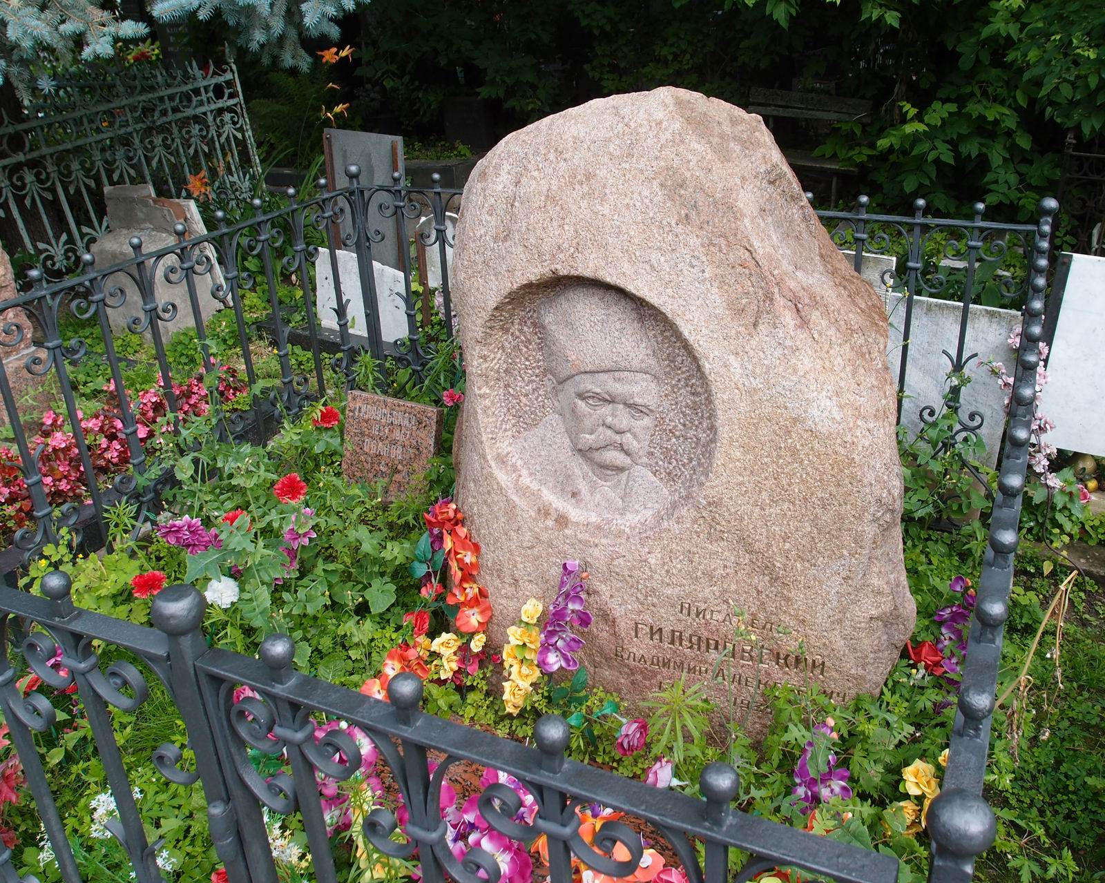 Памятник на могиле Гиляровского В.А. (1853–1935), ск. С.Меркуров, на Новодевичьем кладбище (2–1–12). Нажмите левую кнопку мыши чтобы увидеть фрагмент памятника.