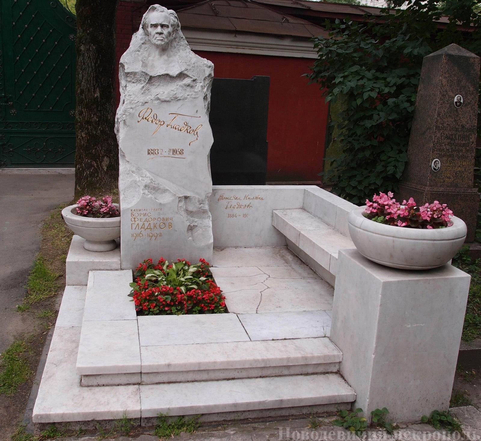 Памятник на могиле Гладкова Ф.В. (1883–1958), ск. Е.Вучетич, на Новодевичьем кладбище (2–40–1).