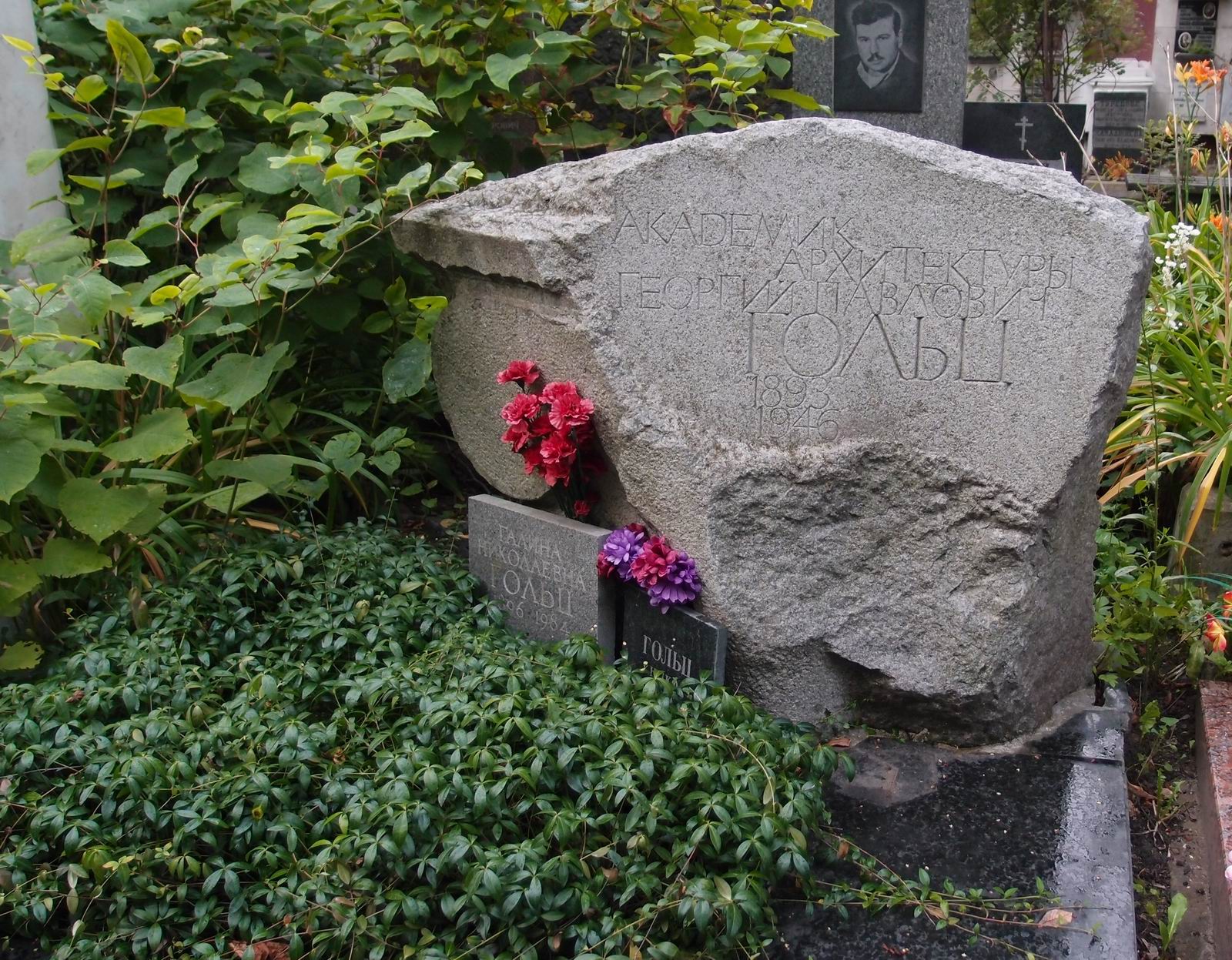 Памятник на могиле Гольца Г.П. (1893-1946), арх. В.Репин, на Новодевичьем кладбище (2-40-23).