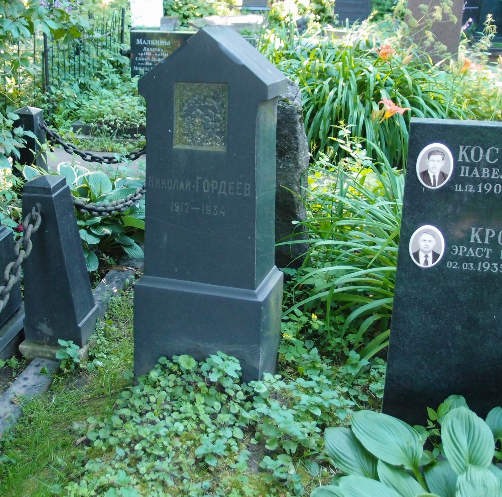Памятник на могиле Гордеева Н. (1912-1934), на Новодевичьем кладбище (2-39-16).