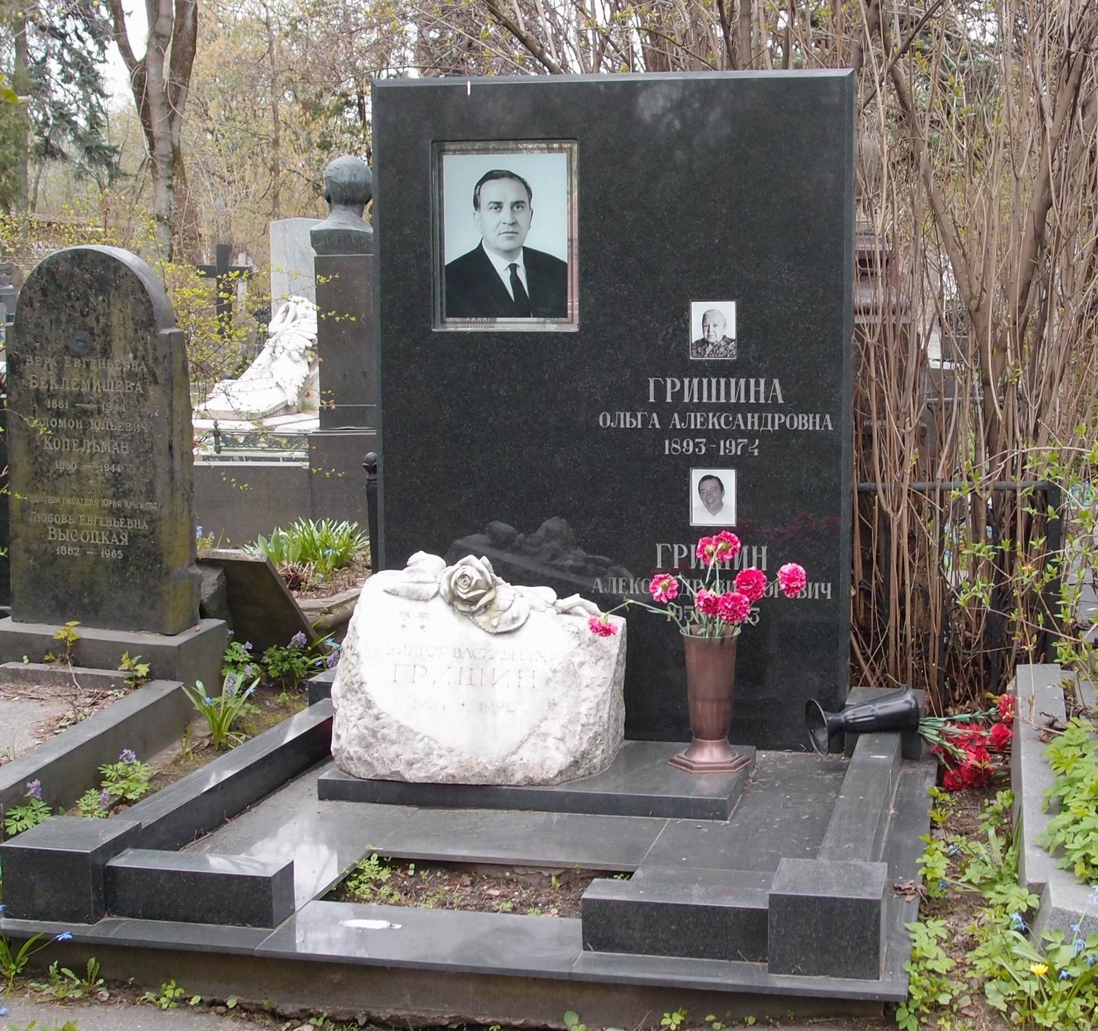 Памятник на могиле Гришина В.В. (1914-1992), на Новодевичьем кладбище (2-25-7). Нажмите левую кнопку мыши чтобы увидеть предыдущий вариант памятника.