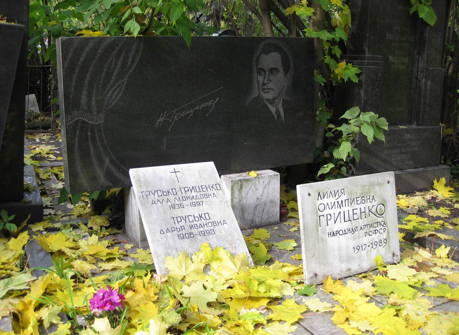 Памятник на могиле Гриценко Н.О. (1912–1979), по эскизу А.Трусько, на Новодевичьем кладбище (2–6–18).
