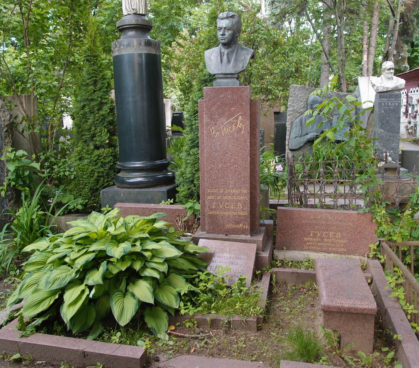 Памятник на могиле Гусева В.М. (1909-1944), на Новодевичьем кладбище (2-5-19). Нажмите левую кнопку мыши, чтобы увидеть фрагмент памятника крупно.