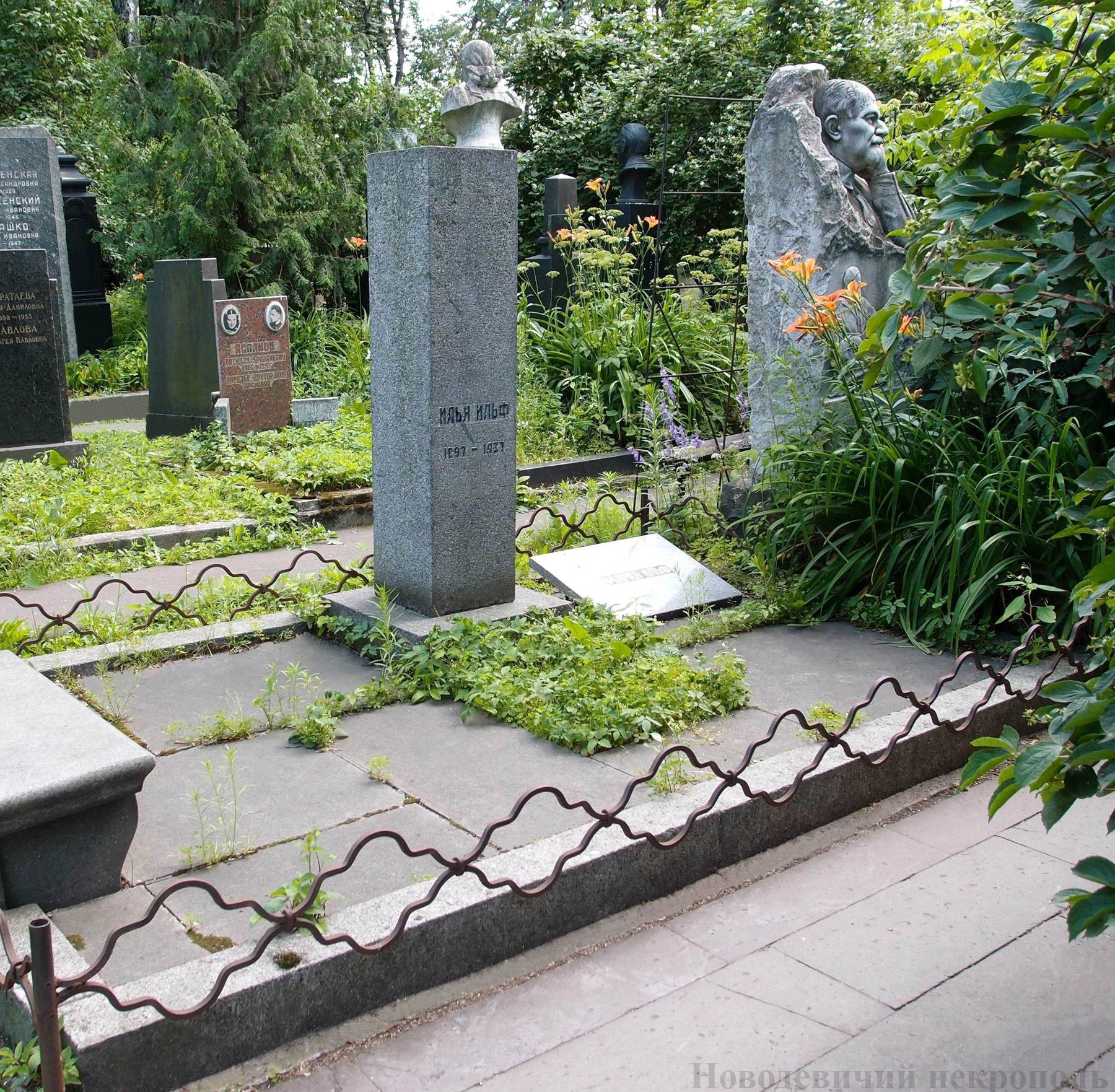 Памятник на могиле Ильфа Ильи (1897–1937), на Новодевичьем кладбище (2–23–14)