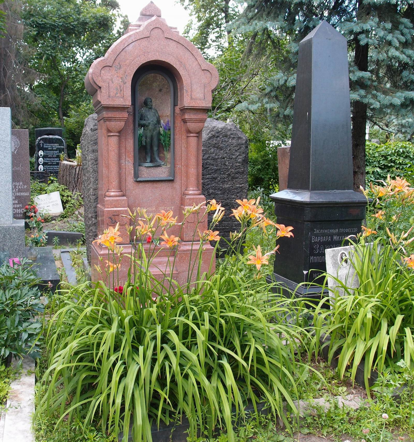 Памятник на могиле Ипполитова-Иванова М.М. (1859–1935), ск. С.Меркуров, на Новодевичьем кладбище (2–21а–7). Нажмите левую кнопку мыши, чтобы увидеть фрагмент памятника крупно.