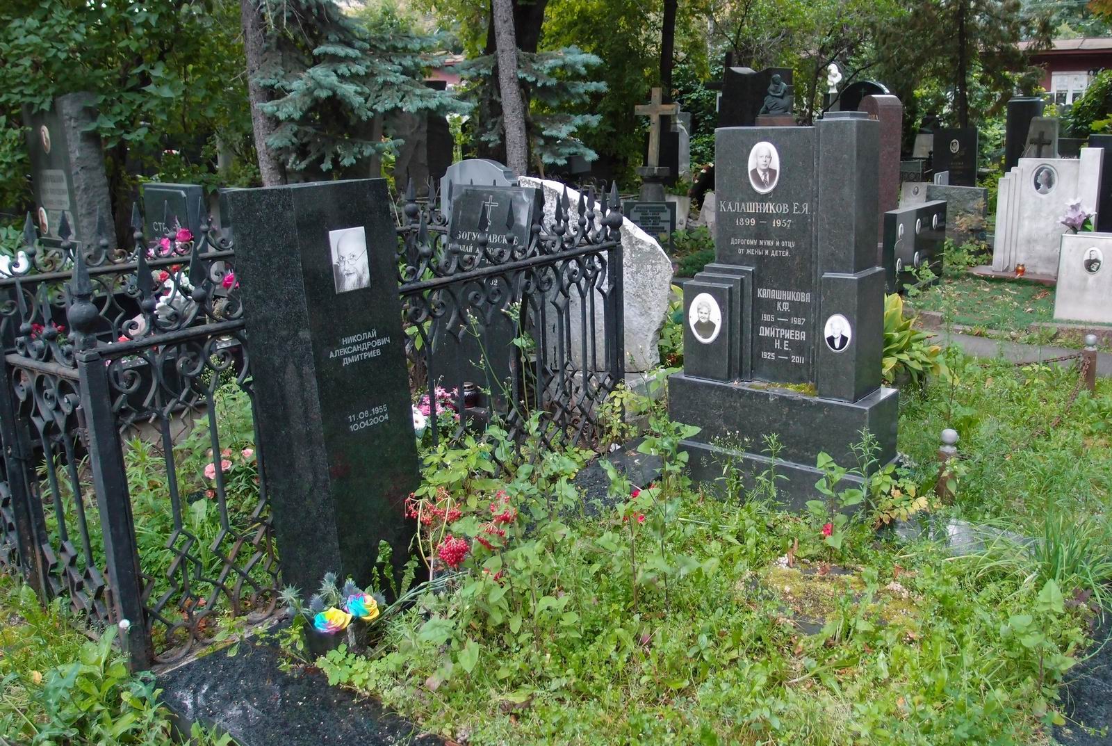 Памятник на могиле Калашникова Е.Я. (1899-1957), на Новодевичьем кладбище (2-32-26).