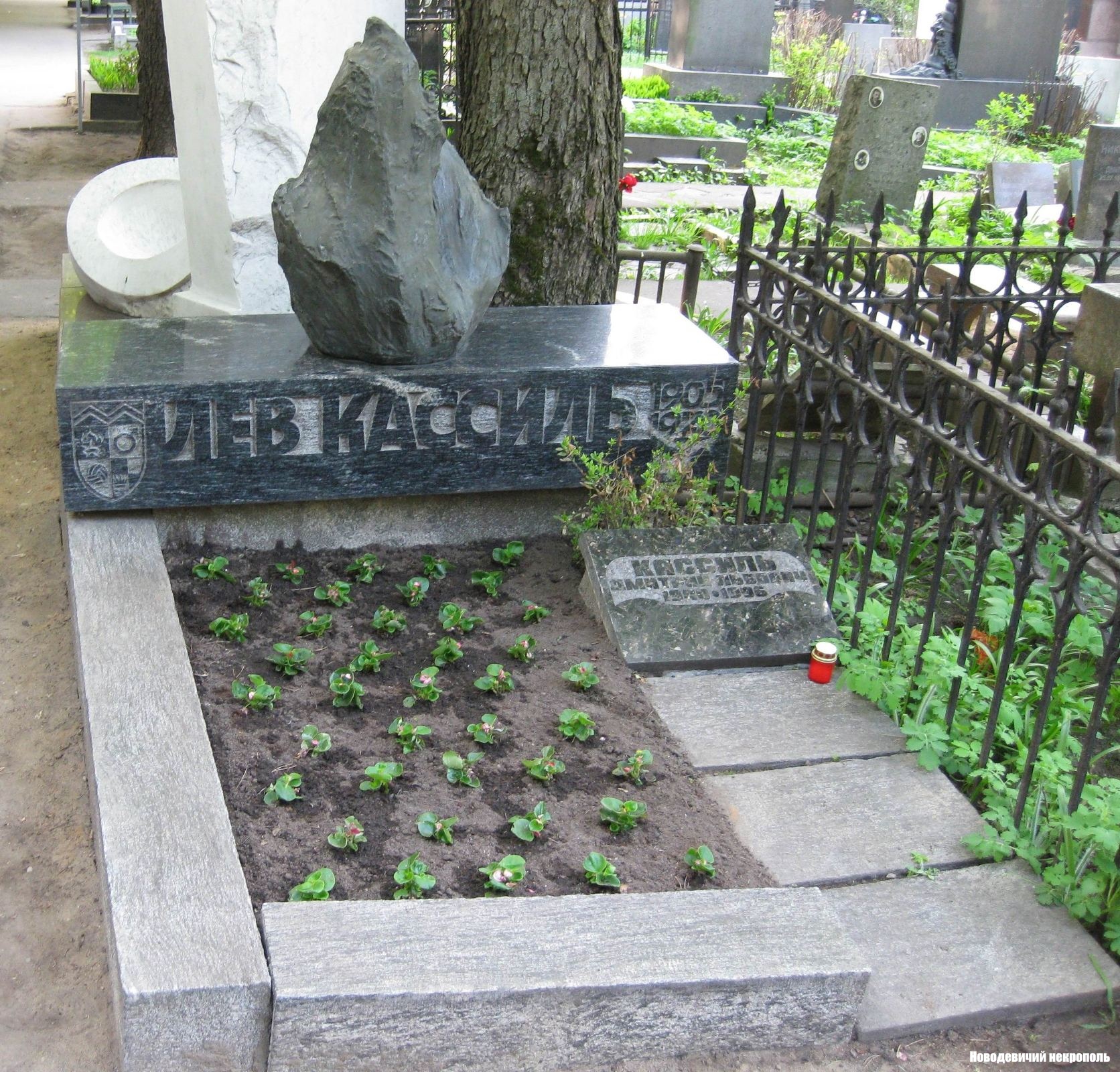 Памятник на могиле Кассиля Л.А. (1905–1970), ск. А. и Э. Эскель, на Новодевичьем кладбище (2–6–28).