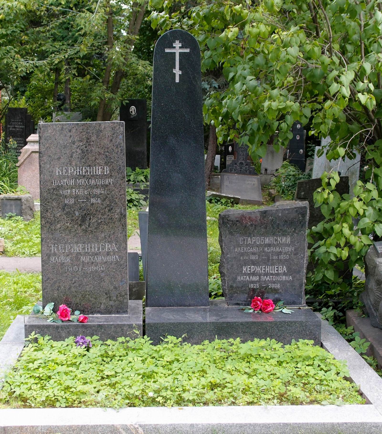 Памятник на могиле Керженцева П.М. (1881–1940), на Новодевичьем кладбище (2–1–6).