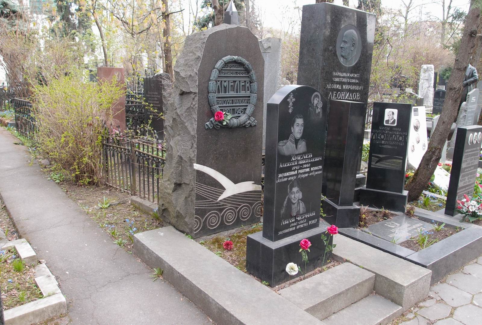 Памятник на могиле Хмелёва Н.П. (1901-1945), на Новодевичьем кладбище (2-17-12).