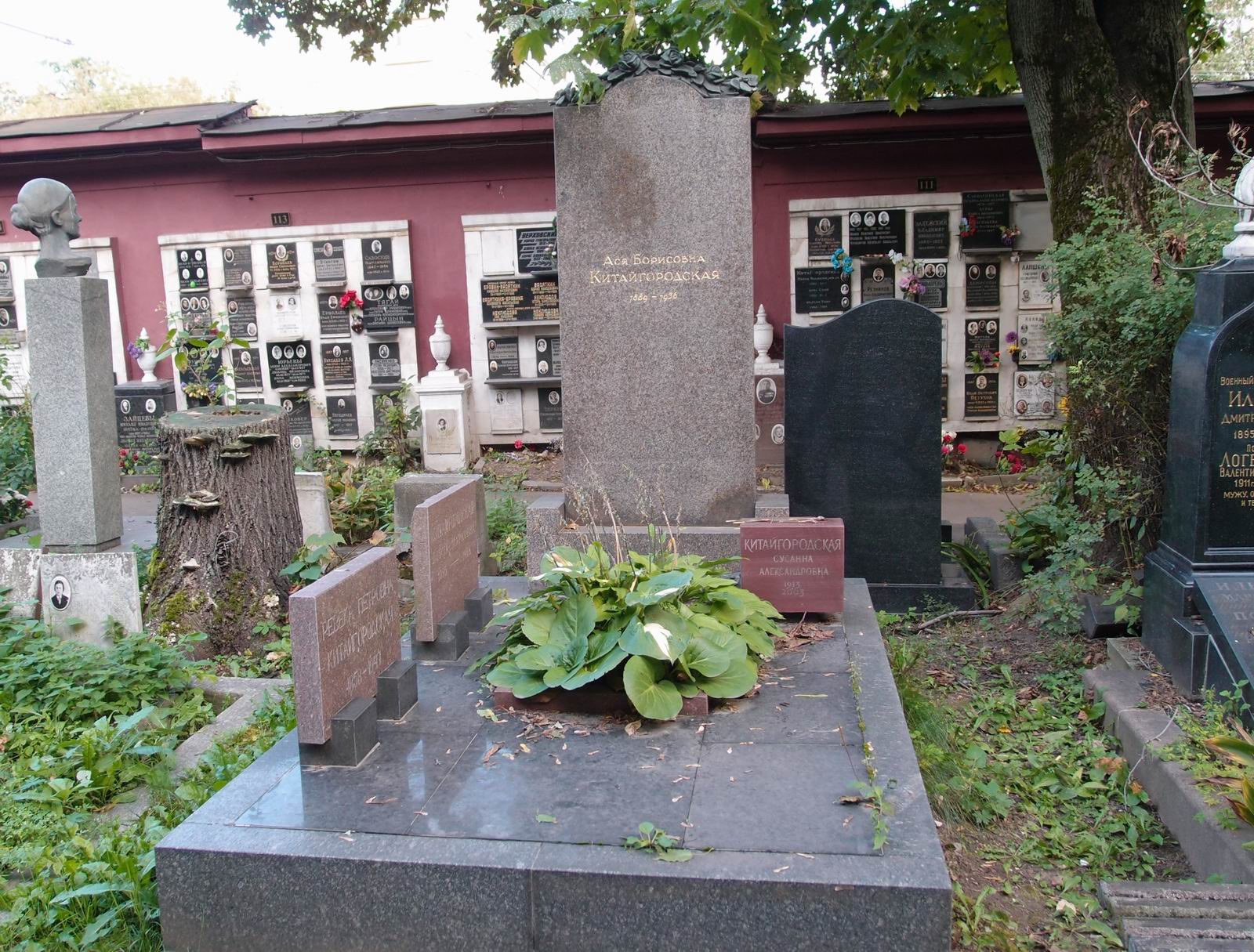 Памятник на могиле Китайгородской А.Б. (1889-1936), ск. О.Домогацкая, на Новодевичьем кладбище (2-40-12).