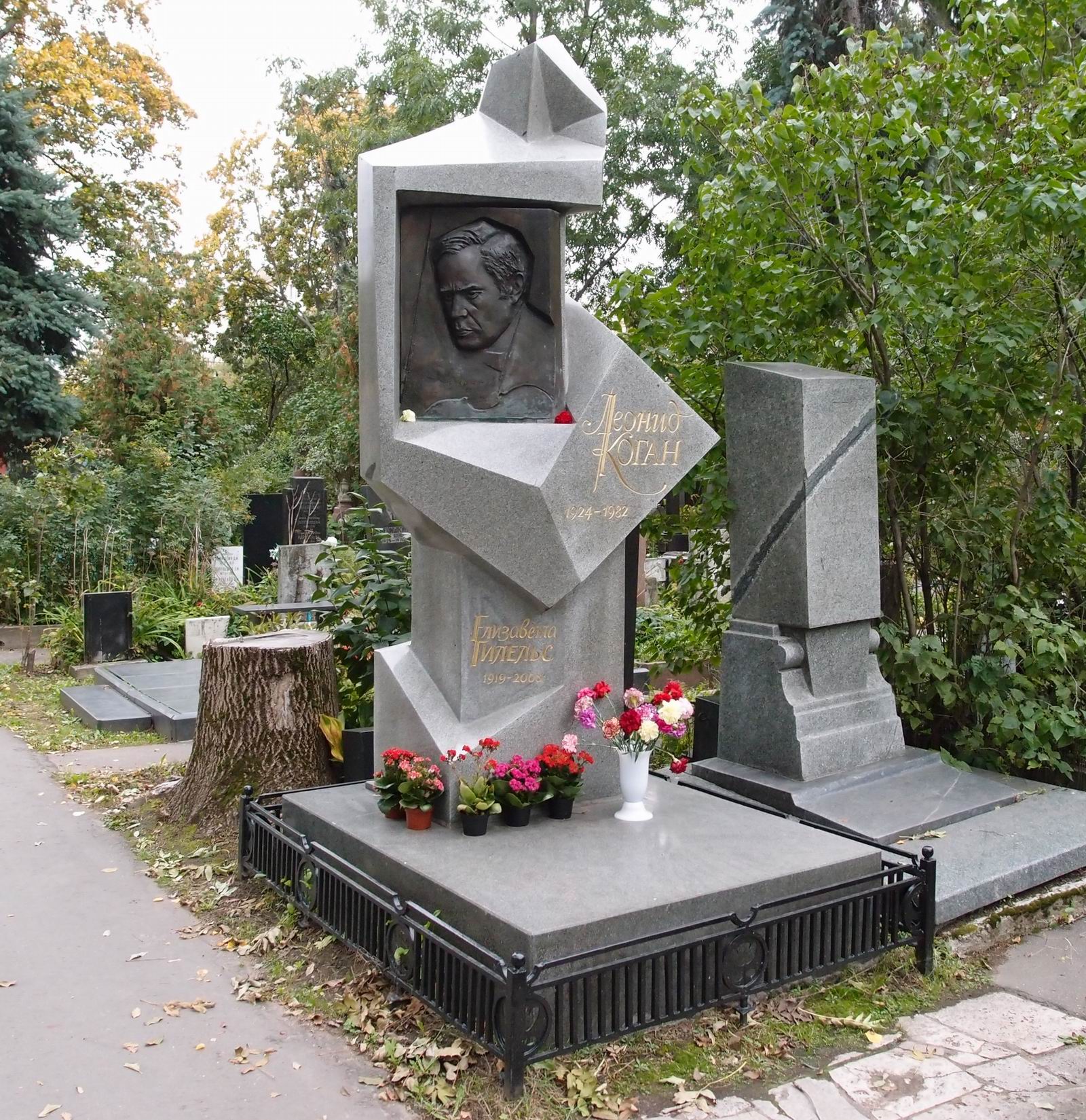 Памятник на могиле Когана Л.Б. (1924-1982), ск. Ю.Орехов, на Новодевичьем кладбище (2-24-1).