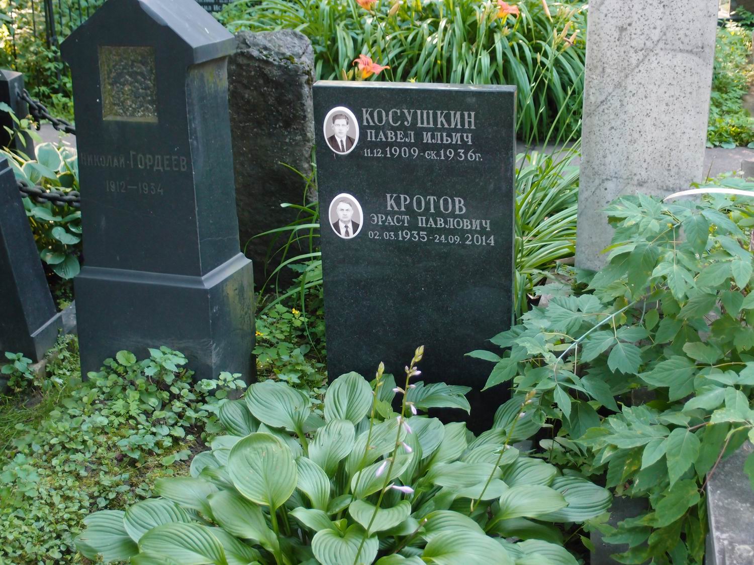 Памятник на могиле Косушкина П.И. (1909-1936), на Новодевичьем кладбище (2-39-15).