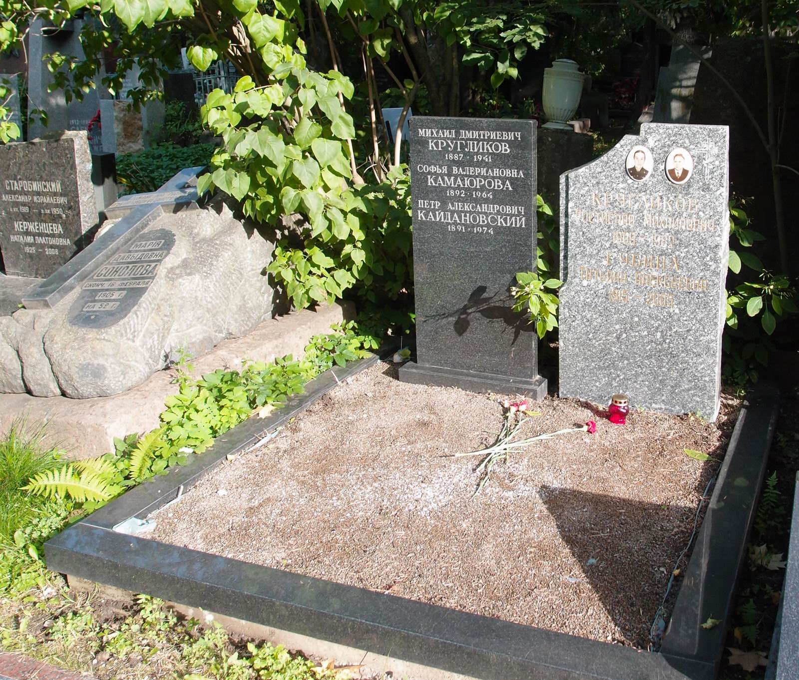 Памятник на могиле Кругликова М.Д. (1887–1941), на Новодевичьем кладбище (2–1–8).