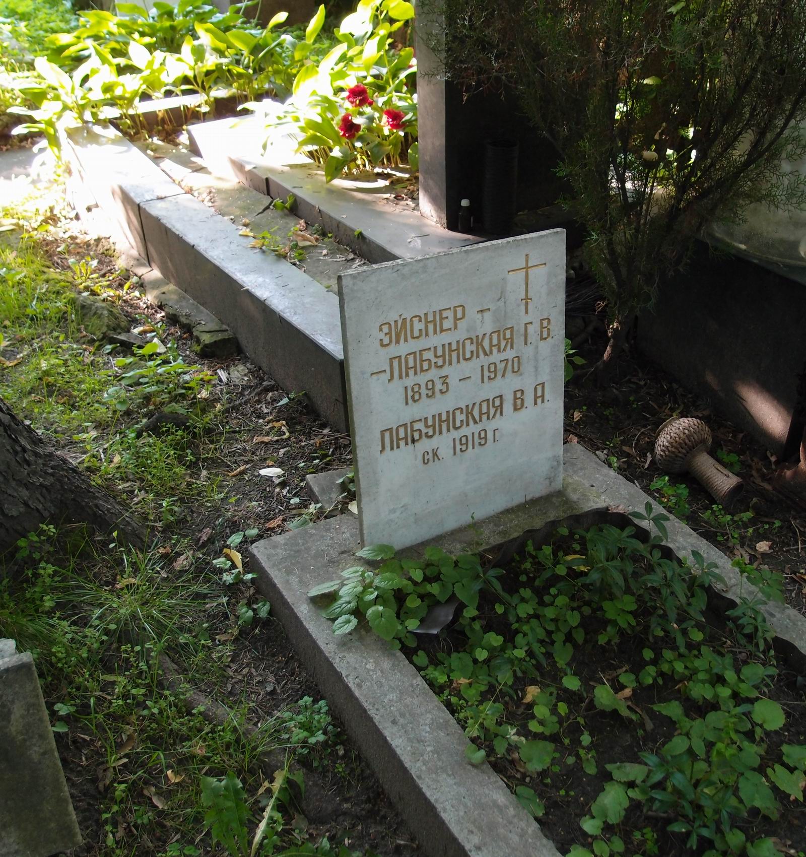 Памятник на могиле Лабунской В.А. (1858-1919), на Новодевичьем кладбище (2-6-8).