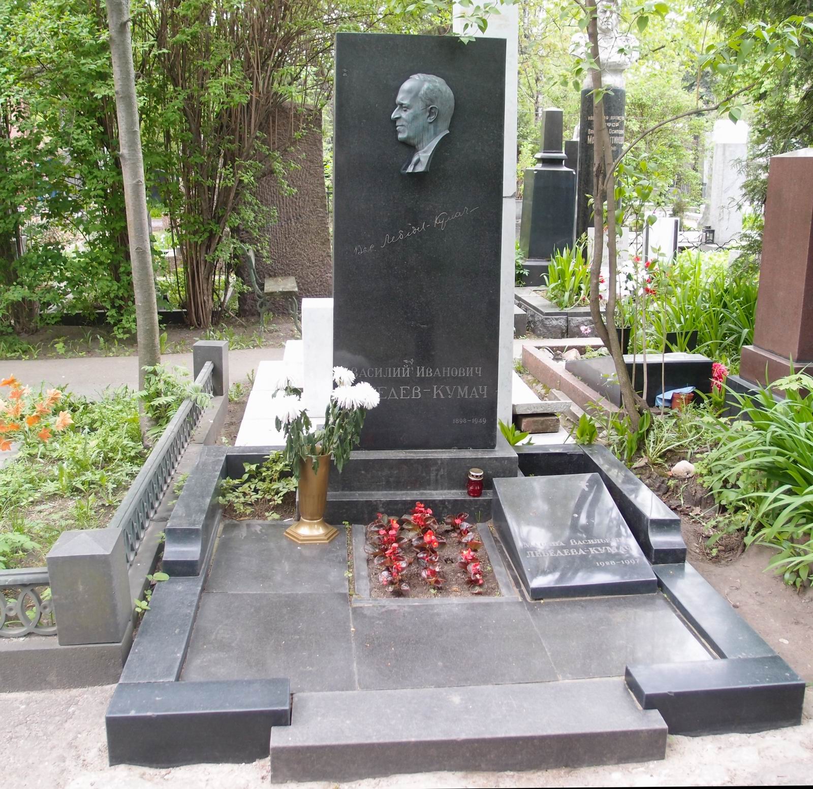 Памятник на могиле Лебедева-Кумача В.И. (1898-1949), ск. Е.Рудаков, на Новодевичьем кладбище (2-27-21).