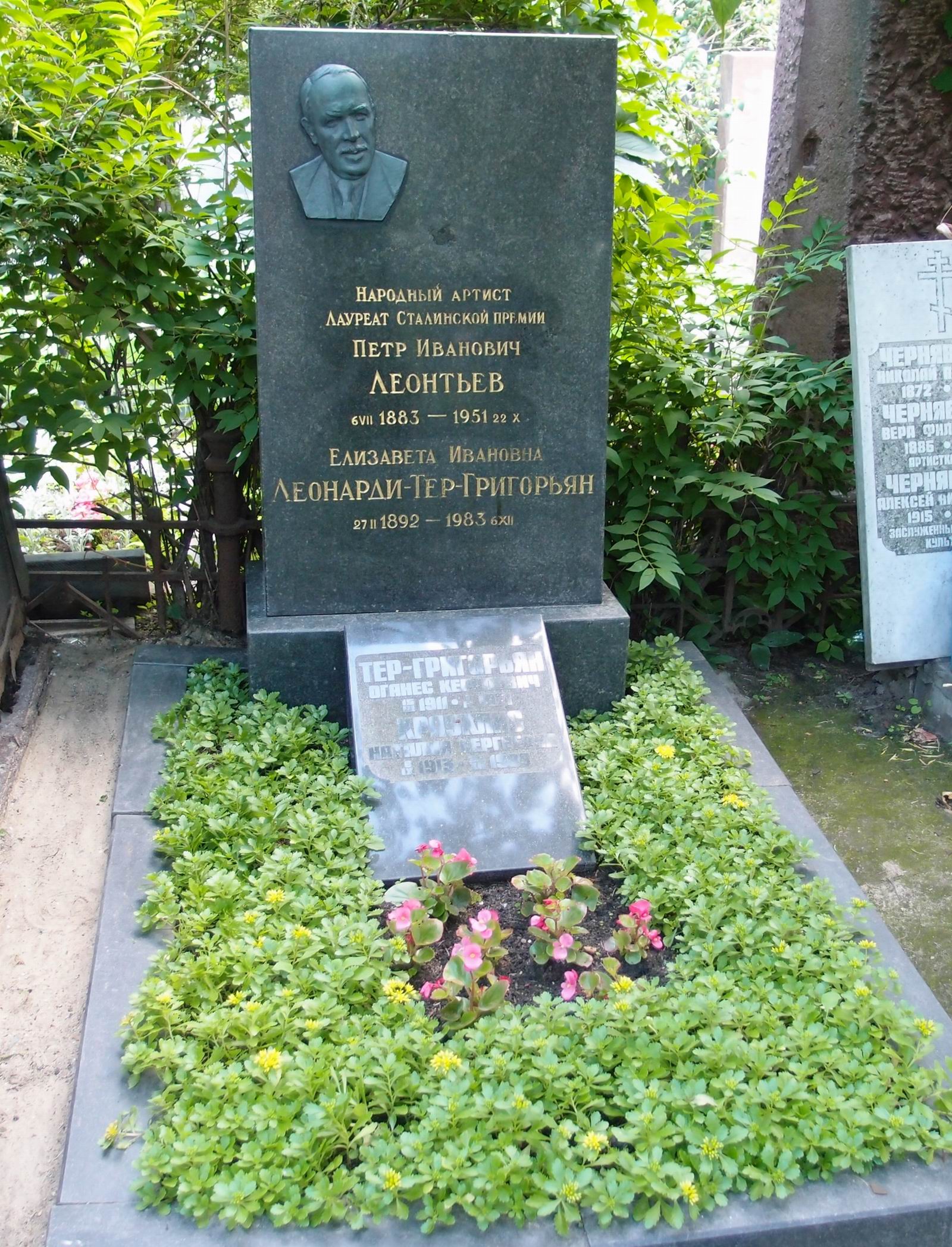 Памятник на могиле Леонтьева П.И. (1883–1951), на Новодевичьем кладбище (2–9–3).