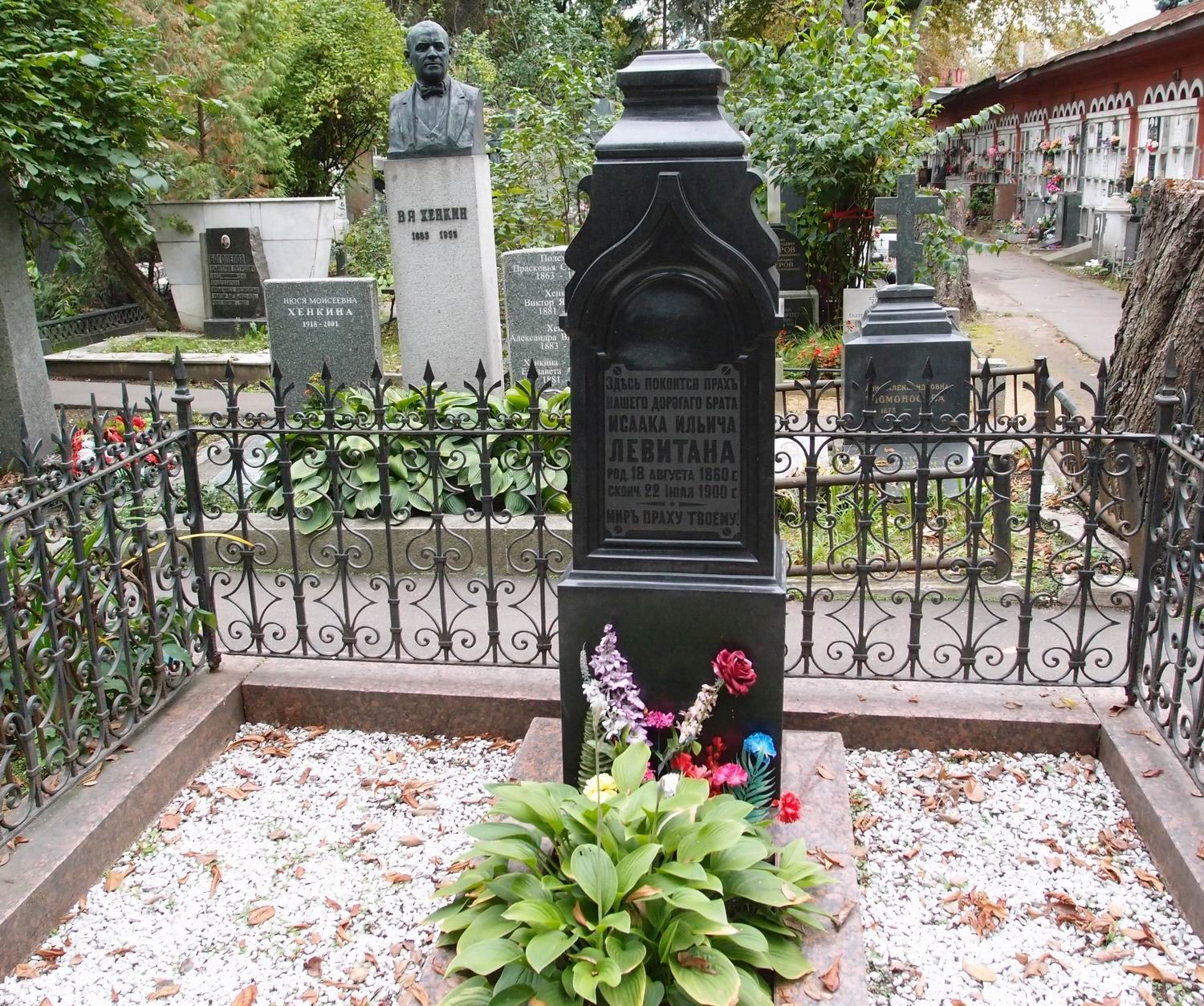 Памятник на могиле Левитана И.И. (1860-1900), на Новодевичьем кладбище (2-23-20). Нажмите левую кнопку мыши, чтобы увидеть вид памятника сзади.