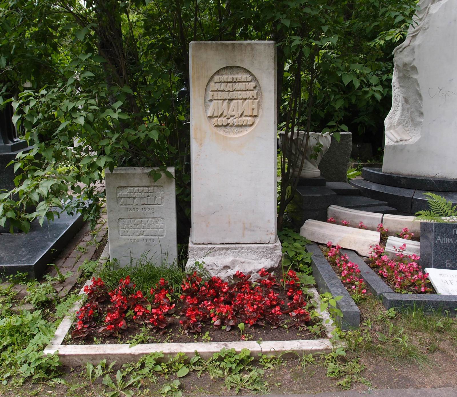 Памятник на могиле Лидина В.Г. (1894–1979), на Новодевичьем кладбище (2–12–19). Нажмите левую кнопку мыши чтобы увидеть другой вариант.