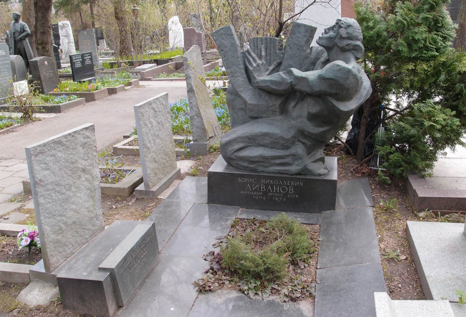 Памятник на могиле Ливанова Б.Н. (1904-1972), ск. И.Васильев, арх. Ю.Воскресенский, на Новодевичьем кладбище (2-17а-5).