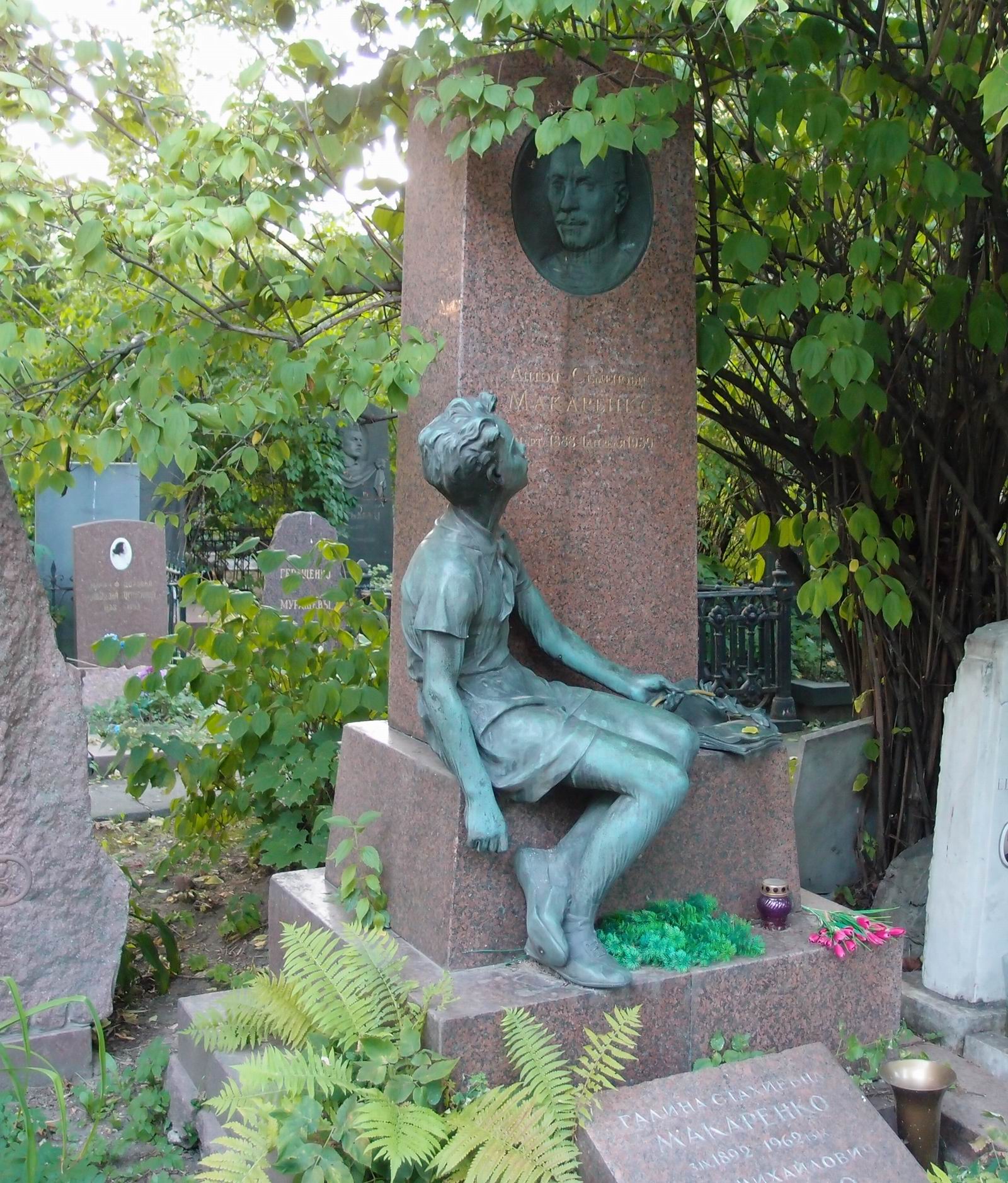 Памятник на могиле Макаренко А.С. (1888-1939), ск. В.Цигаль, арх. В.Калинин, на Новодевичьем кладбище (2-35-11).