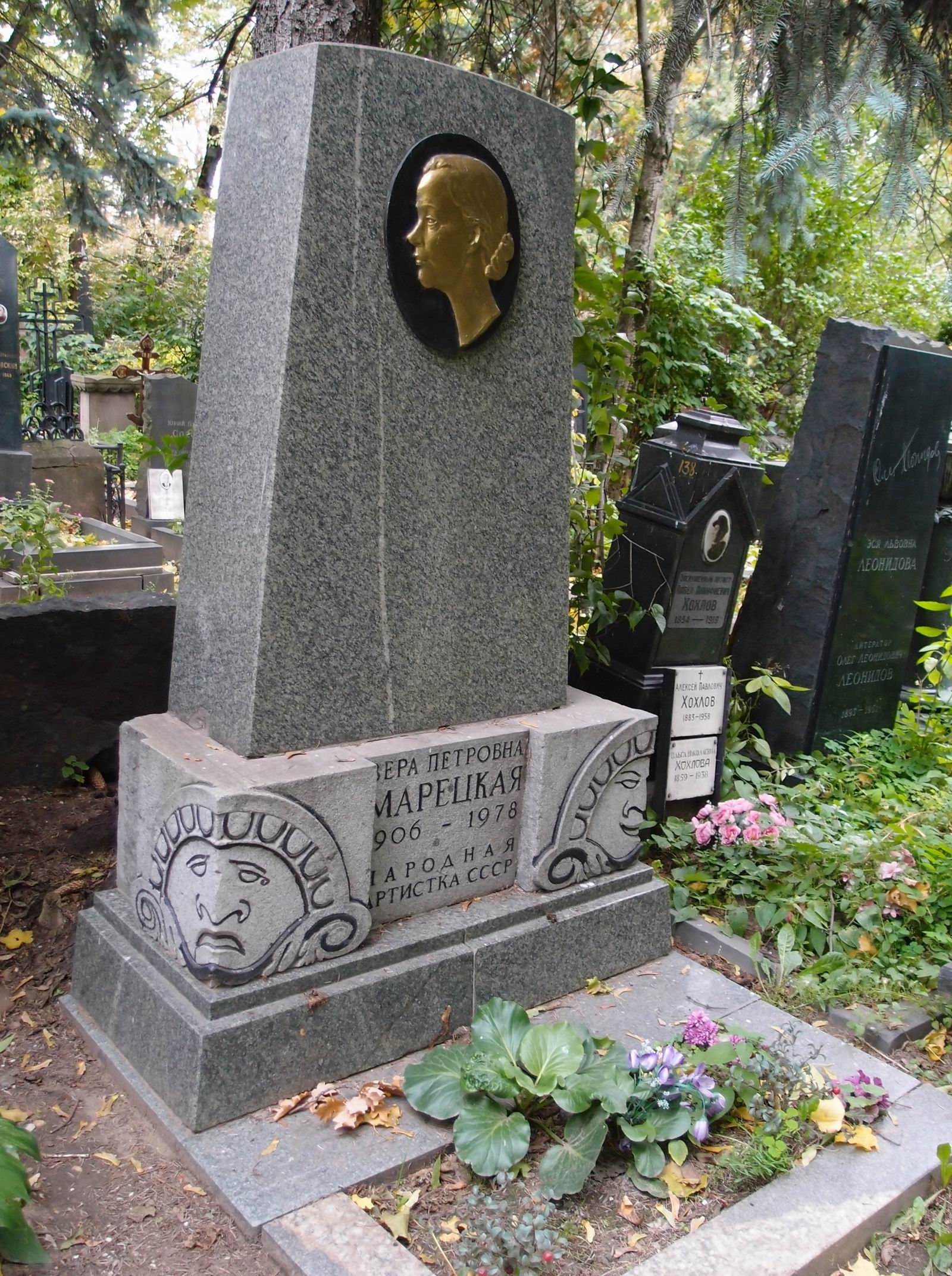 Памятник на могиле Марецкой В.П. (1906-1978), ск. И.Козловский, арх. А.Козловская, В.Либсон, на Новодевичьем кладбище (2-11-11). Нажмите левую кнопку мыши, чтобы увидеть предыдущий вариант.