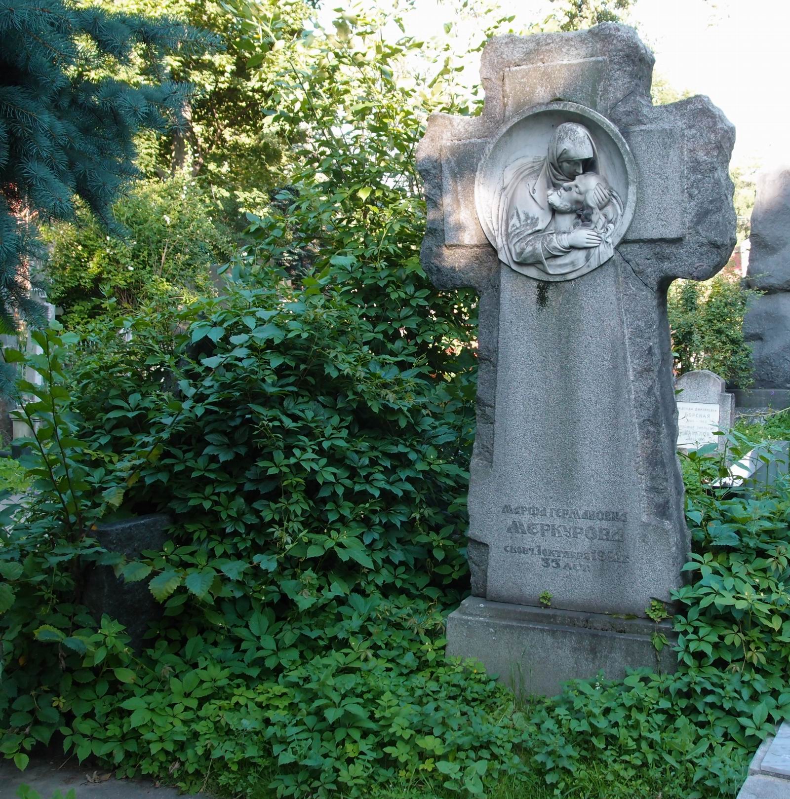Памятник на могиле Меркуровой М.Г. (1888-1921), ск. С.Меркуров, на Новодевичьем кладбище (2-19-2).